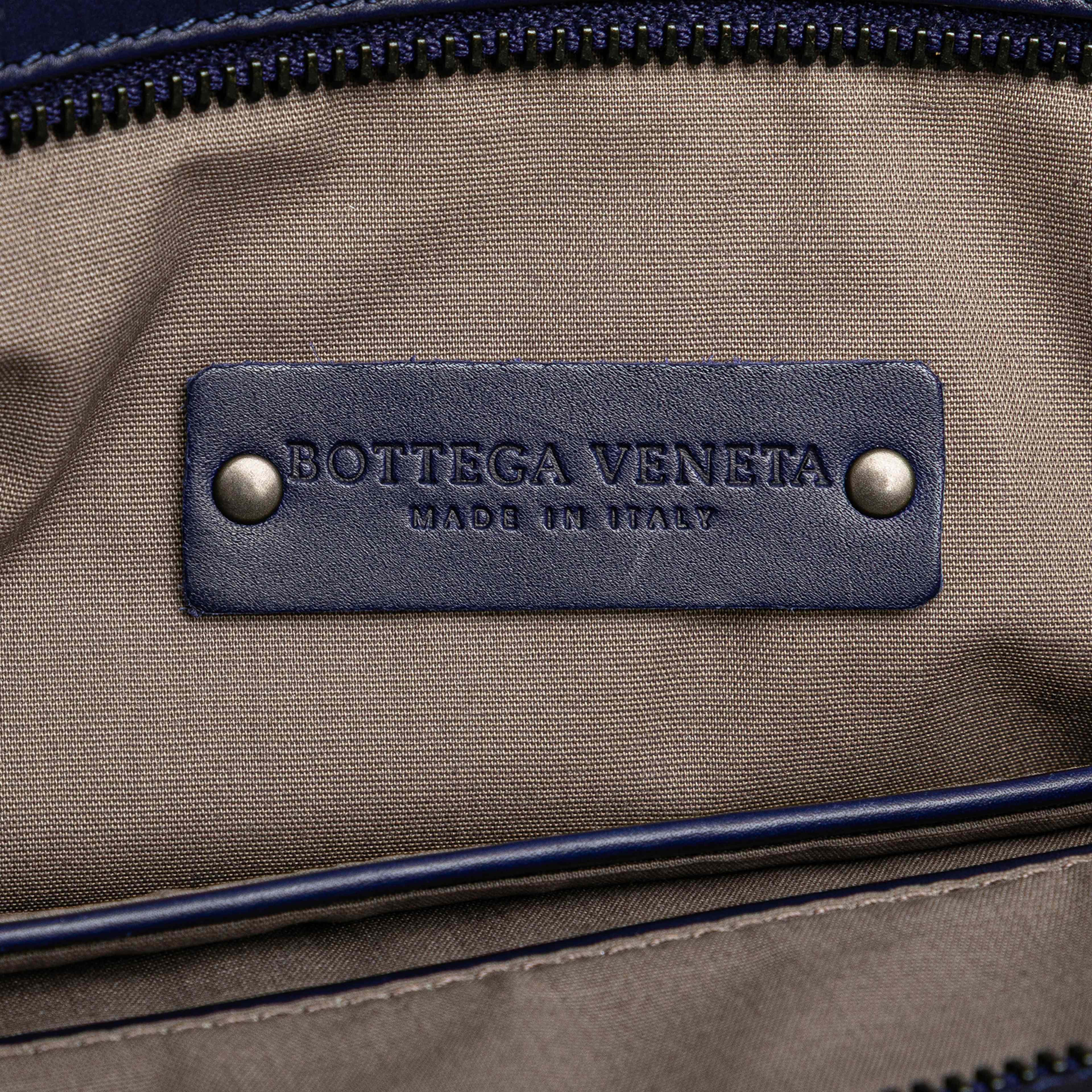 Bottega Veneta Nappa Intrecciato Crossbody, från Luxclusif, i färgen dark blue. Klicka för att öppna bilden i stort format