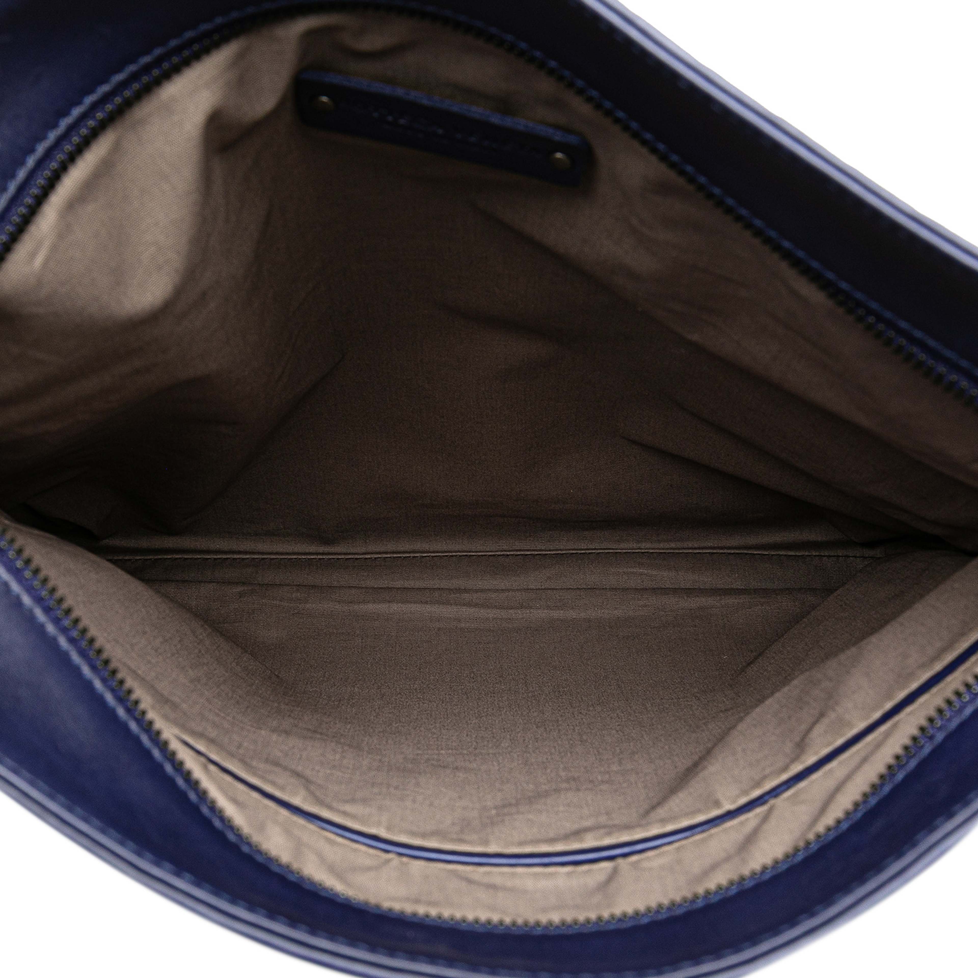 Bottega Veneta Nappa Intrecciato Crossbody, från Luxclusif, i färgen dark blue. Klicka för att öppna bilden i stort format