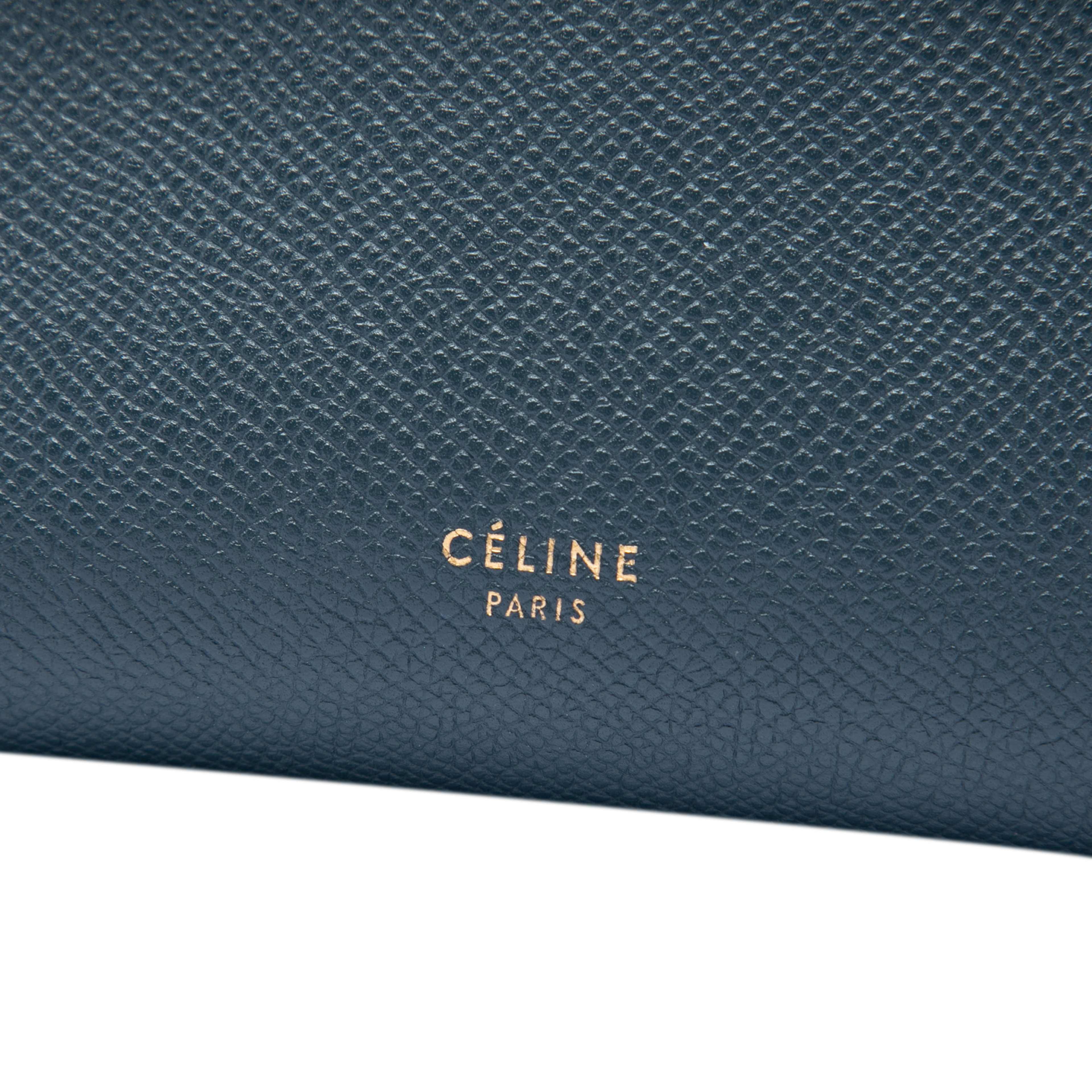 Celine Nano Grained Calfskin Belt Bag, från Luxclusif, i färgen blå. Klicka för att öppna bilden i stort format