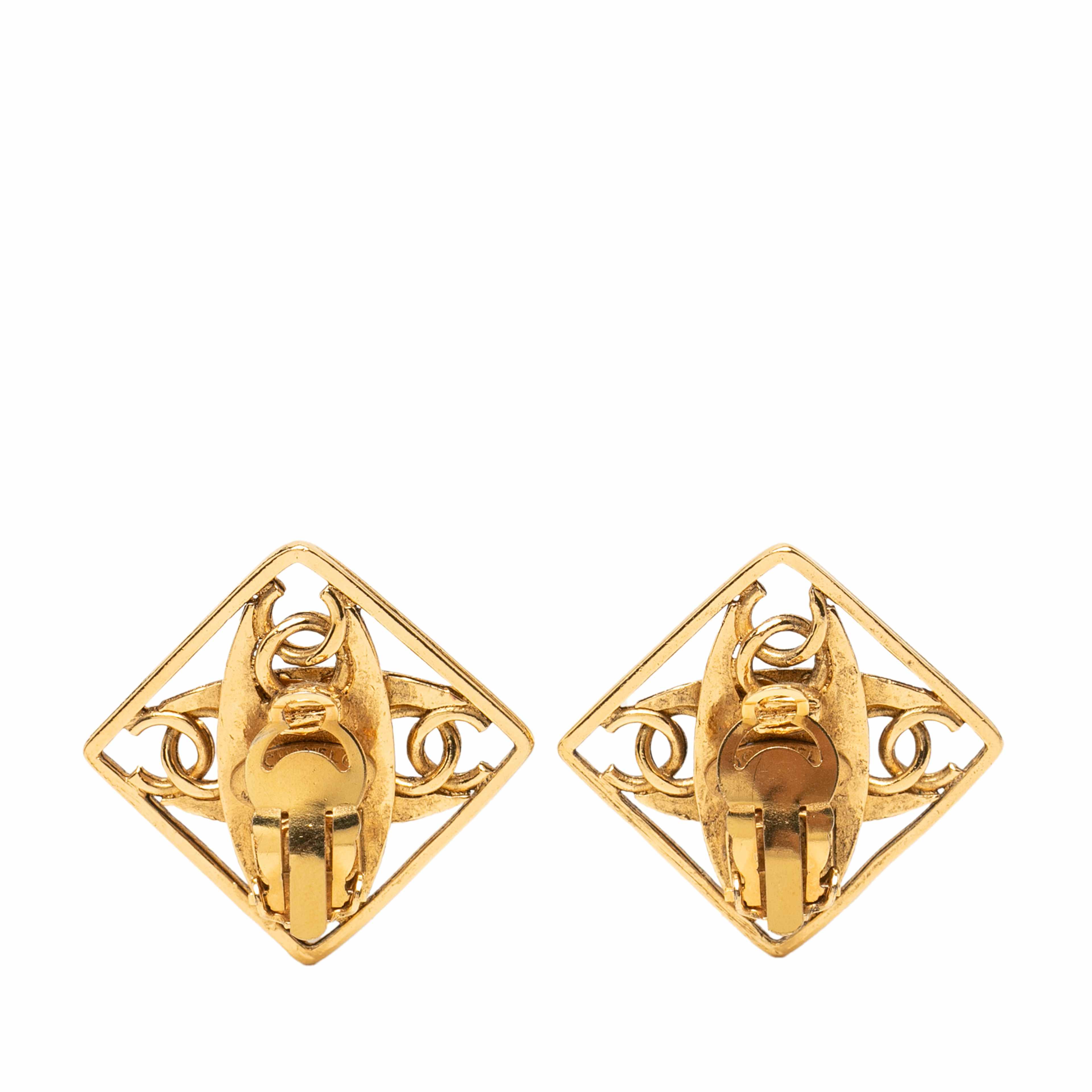 Chanel Cc Gold Plated Faux Pearl Diamond Shaped Clip On Earrings, från Luxclusif, i färgen guld. Klicka för att öppna bilden i stort format