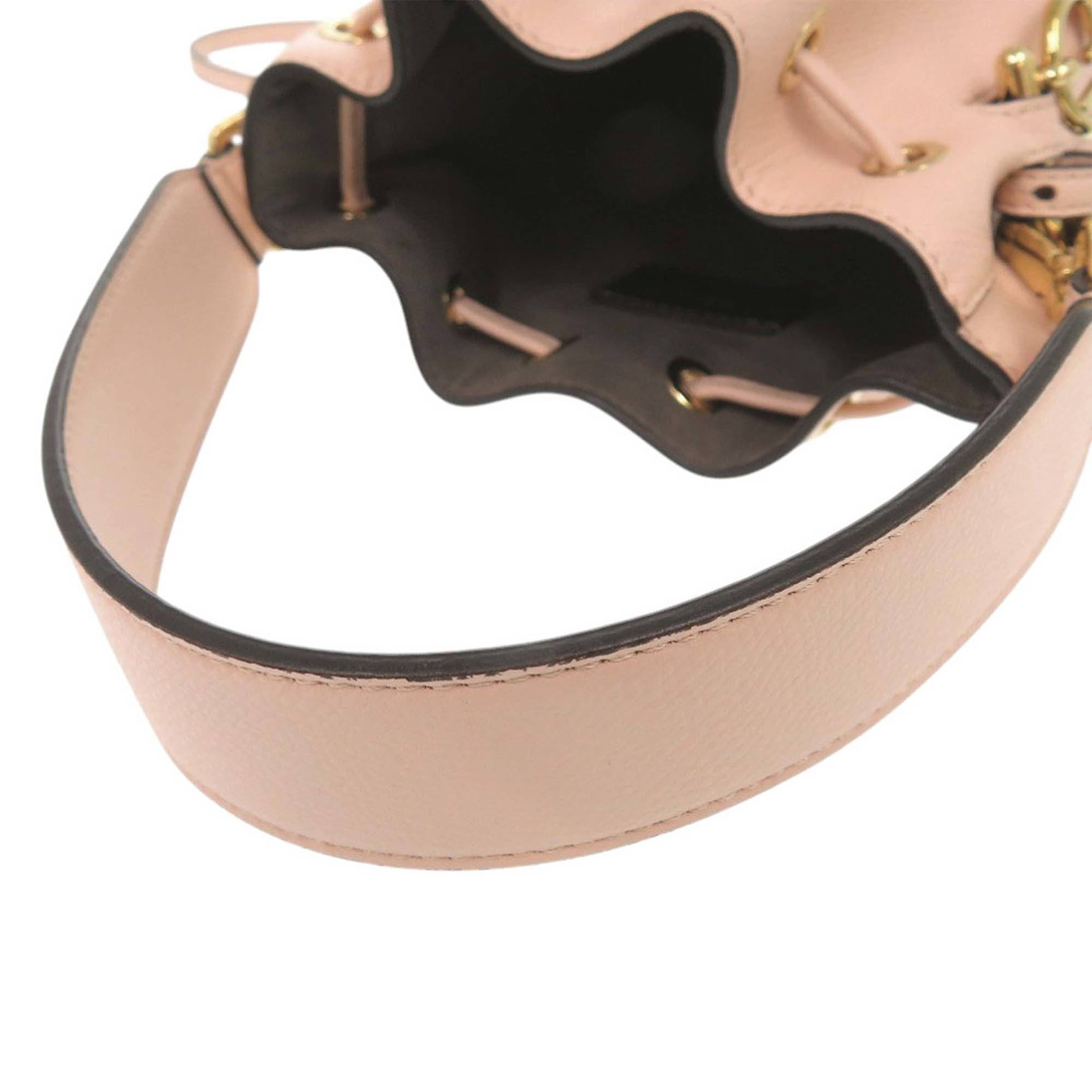 Fendi Mini Calfskin Mon Tresor Bucket Bag, från Luxclusif, i färgen rosa. Klicka för att öppna bilden i stort format