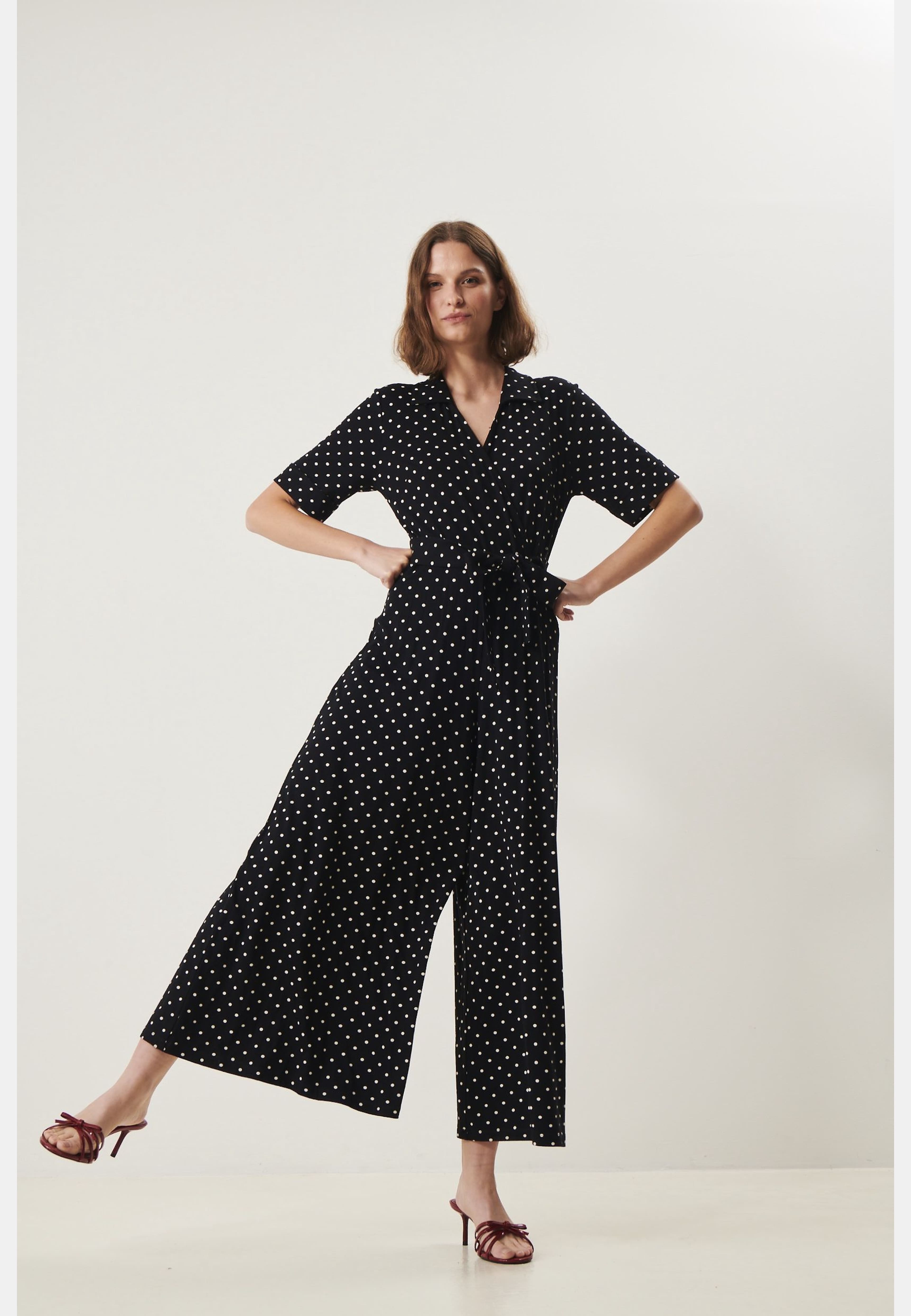 Blake Dot Jumpsuit, från Jumperfabriken, i färgen black. Klicka för att öppna bilden i stort format