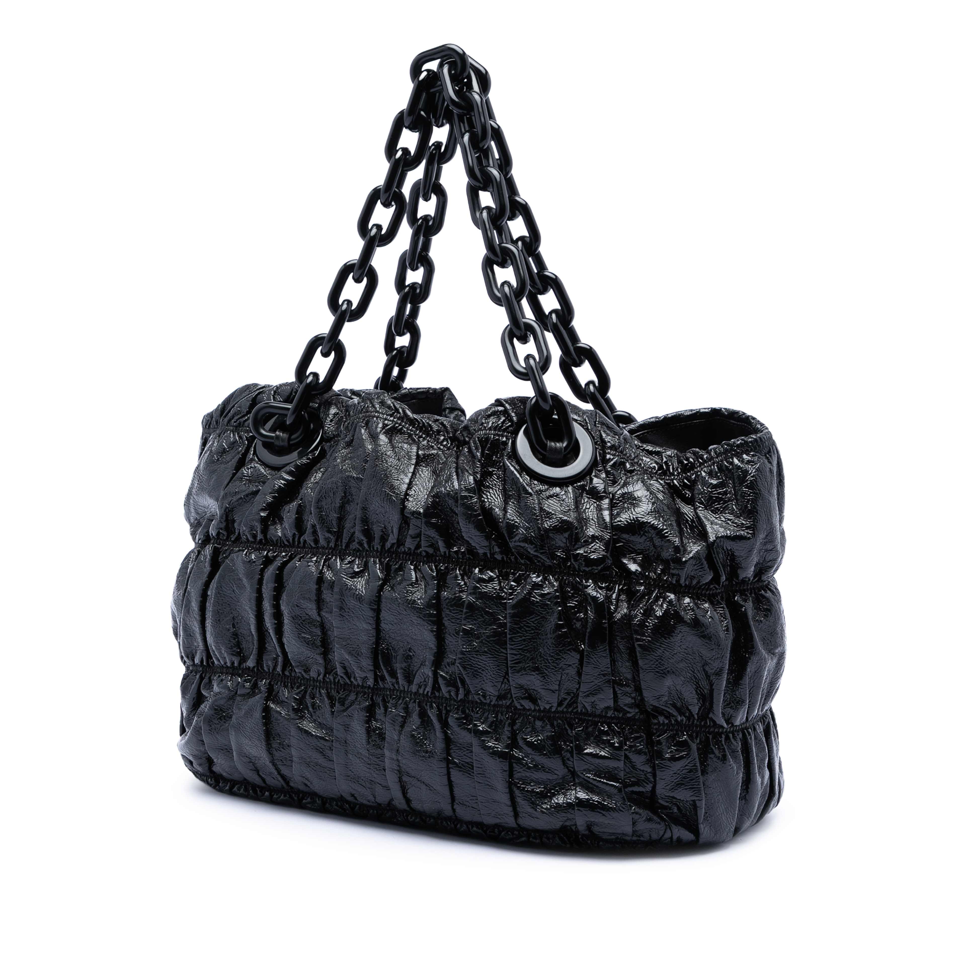 Prada Vernice Gaufre Resin Chain Shopping Tote, från Luxclusif, i färgen black. Klicka för att öppna bilden i stort format