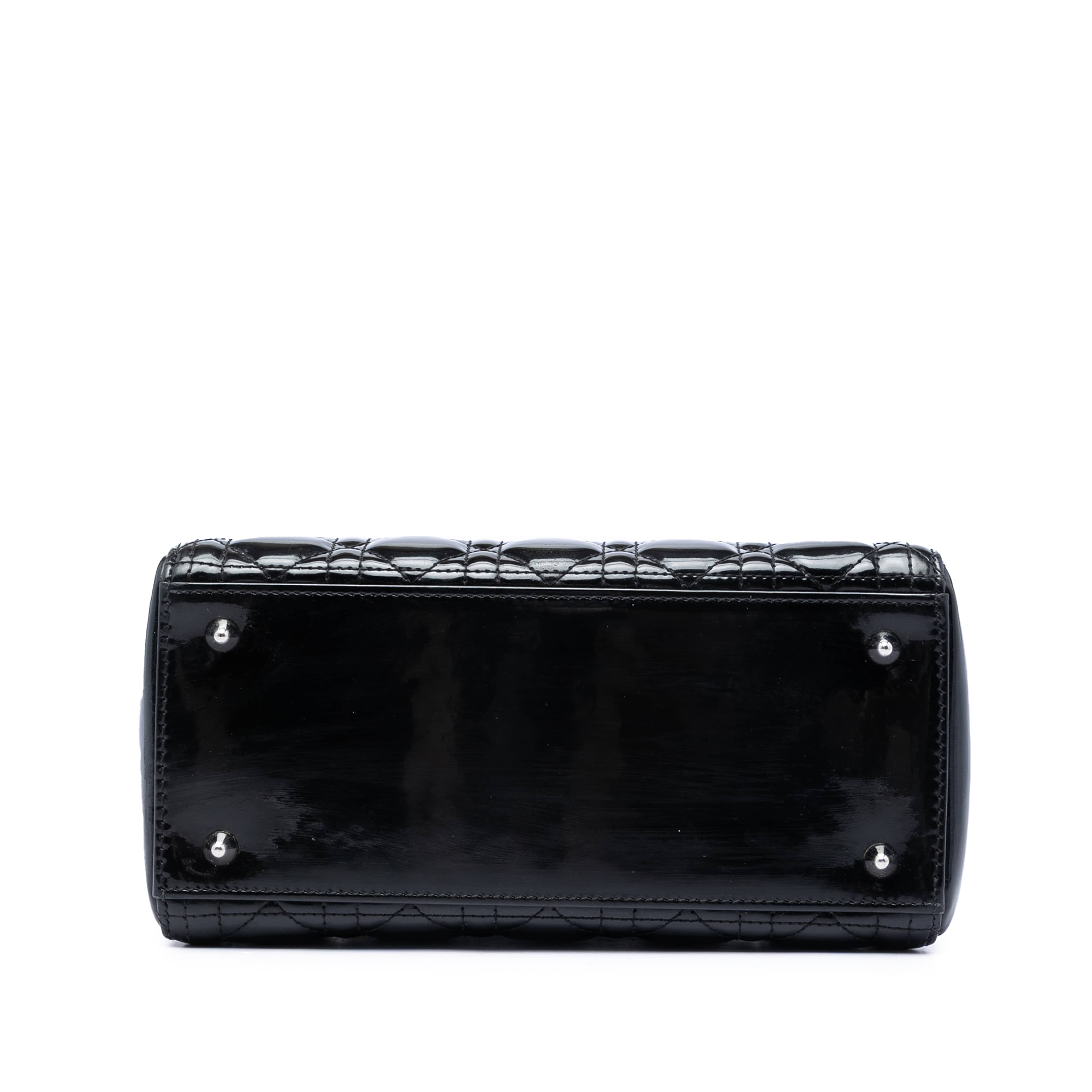 Dior Medium Patent Cannage Lady Dior, från Luxclusif, i färgen black. Klicka för att öppna bilden i stort format