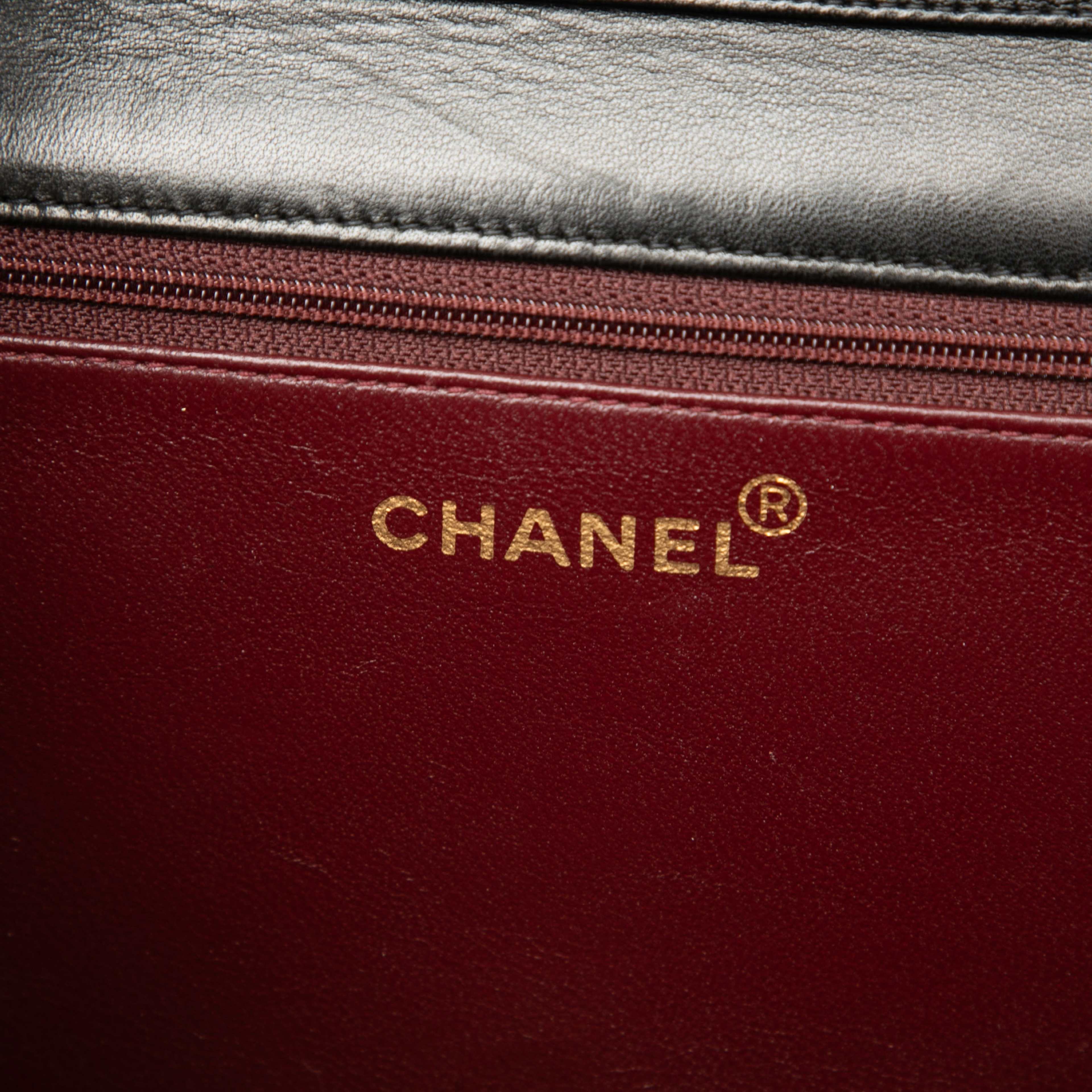 Chanel Small Cc Quilted Lambskin Single Flap, från Luxclusif, i färgen black. Klicka för att öppna bilden i stort format