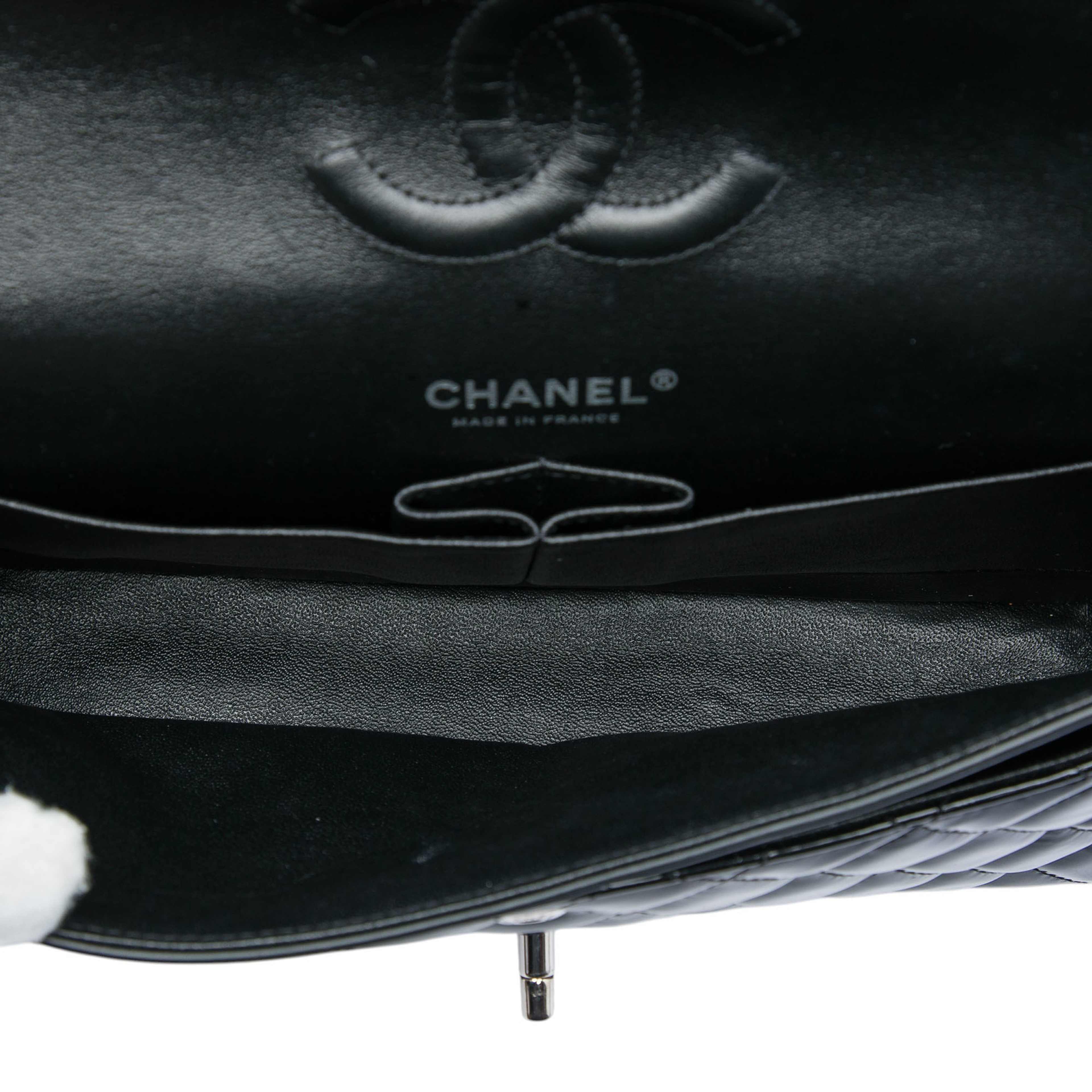 Chanel Medium Classic Patent Double Flap, från Luxclusif, i färgen svart. Klicka för att öppna bilden i stort format