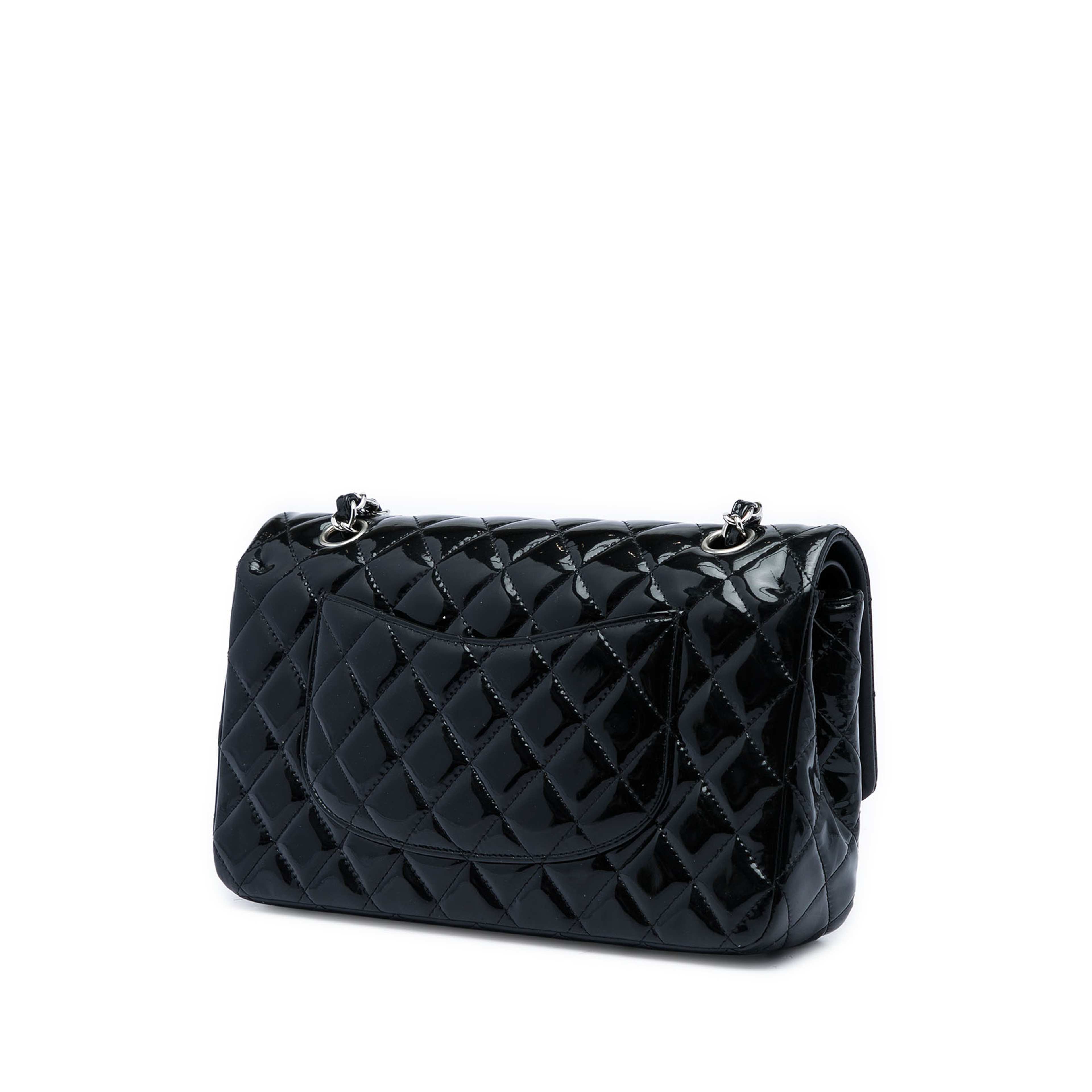 Chanel Medium Classic Patent Double Flap, från Luxclusif, i färgen svart. Klicka för att öppna bilden i stort format
