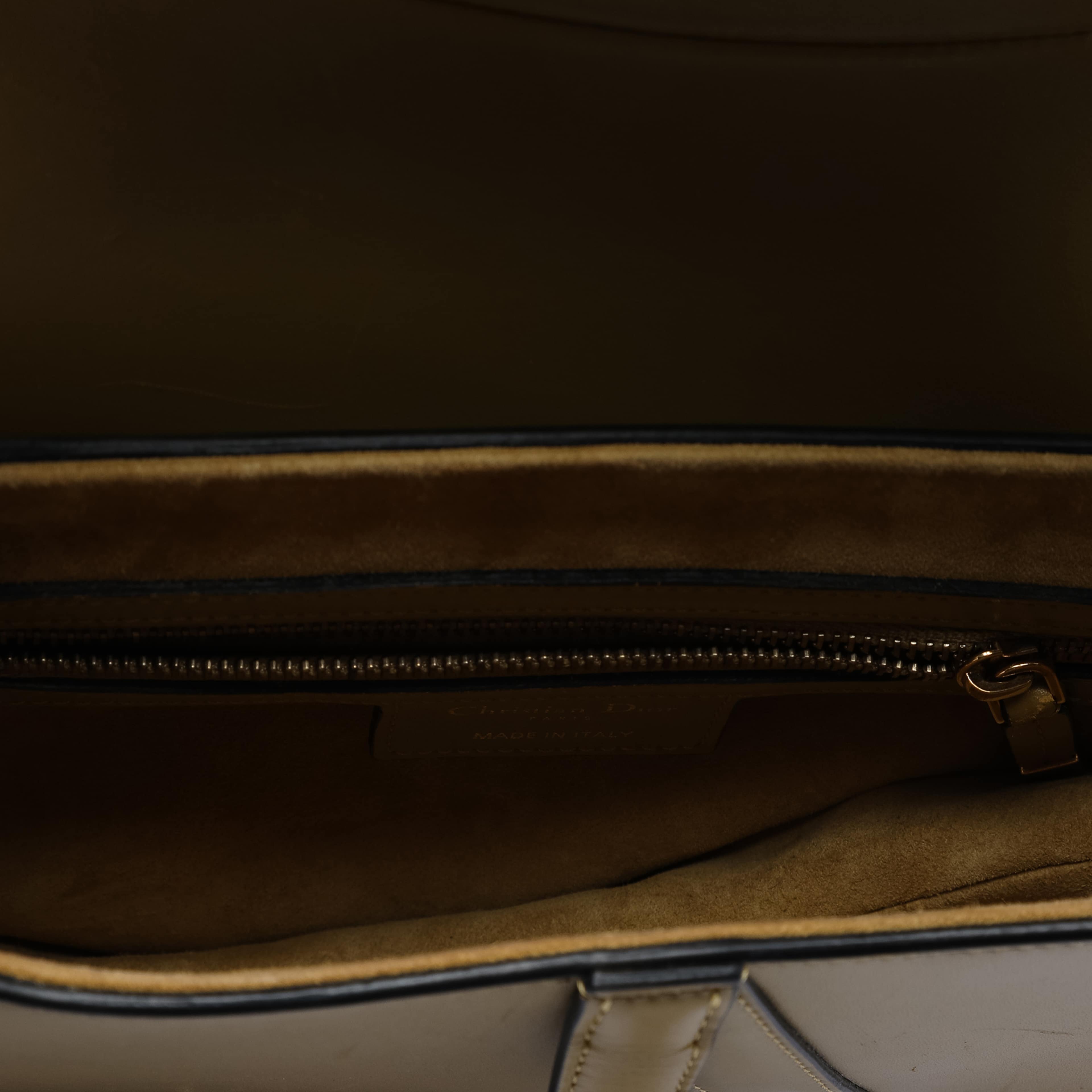Dior Smooth Calfskin Saddle Bag, från Luxclusif, i färgen light brown. Klicka för att öppna bilden i stort format