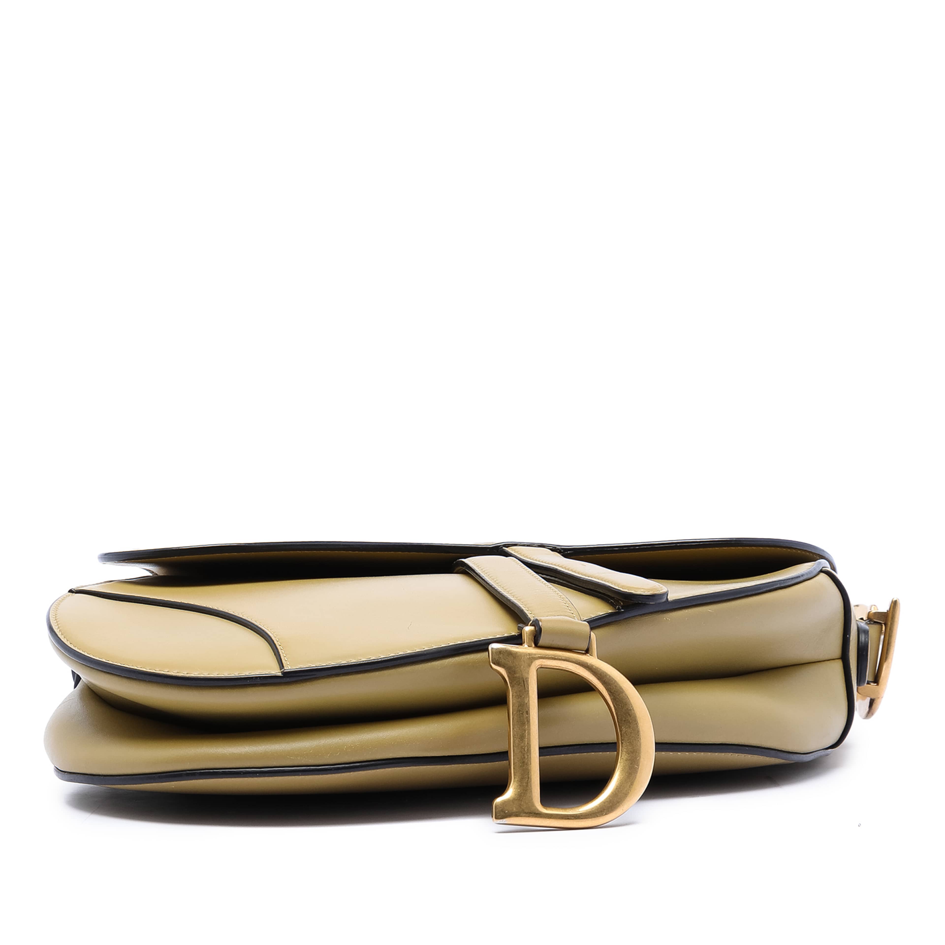 Dior Smooth Calfskin Saddle Bag, från Luxclusif, i färgen light brown. Klicka för att öppna bilden i stort format