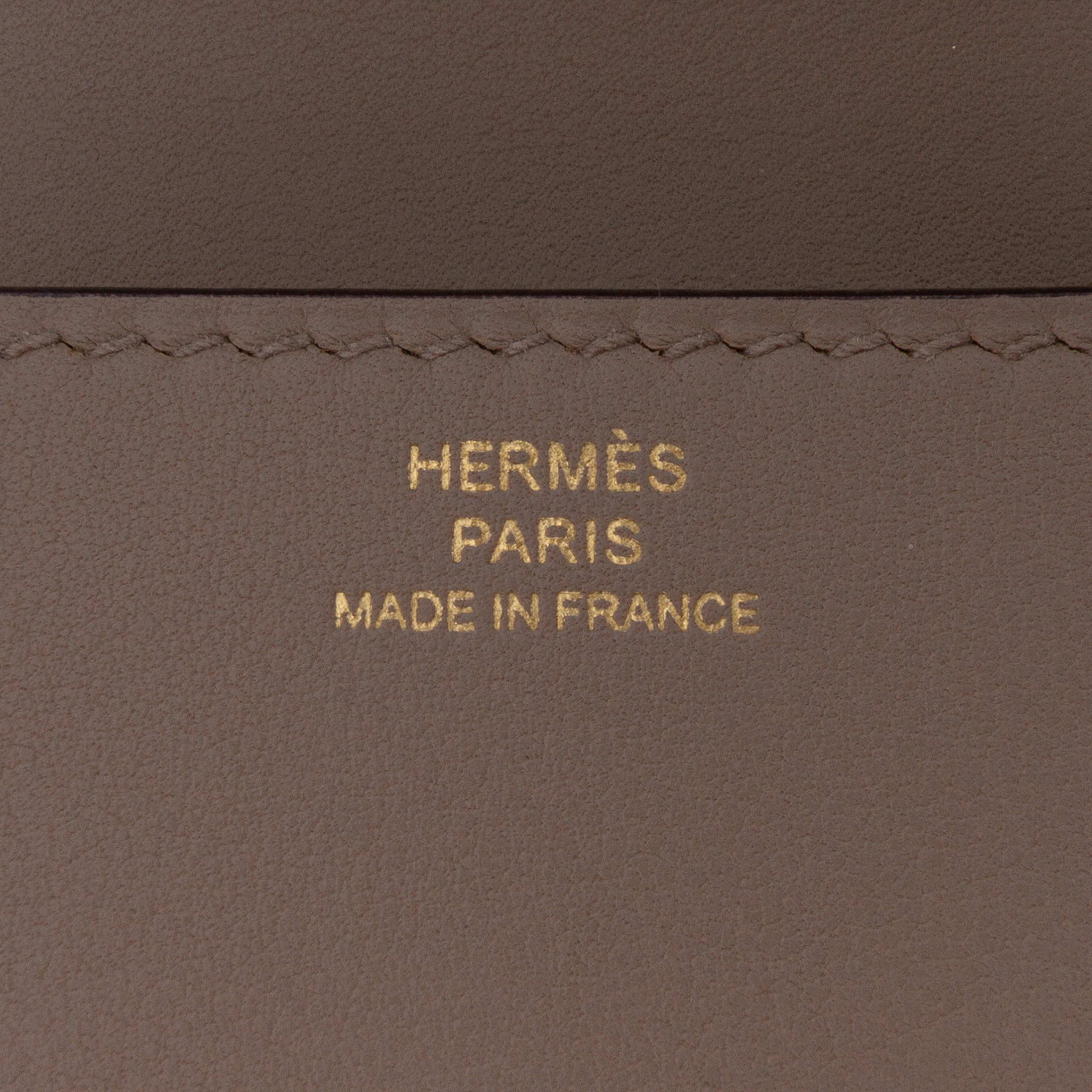 Hermès Swift Medor Clutch 23, från Luxclusif, i färgen taupe. Klicka för att öppna bilden i stort format