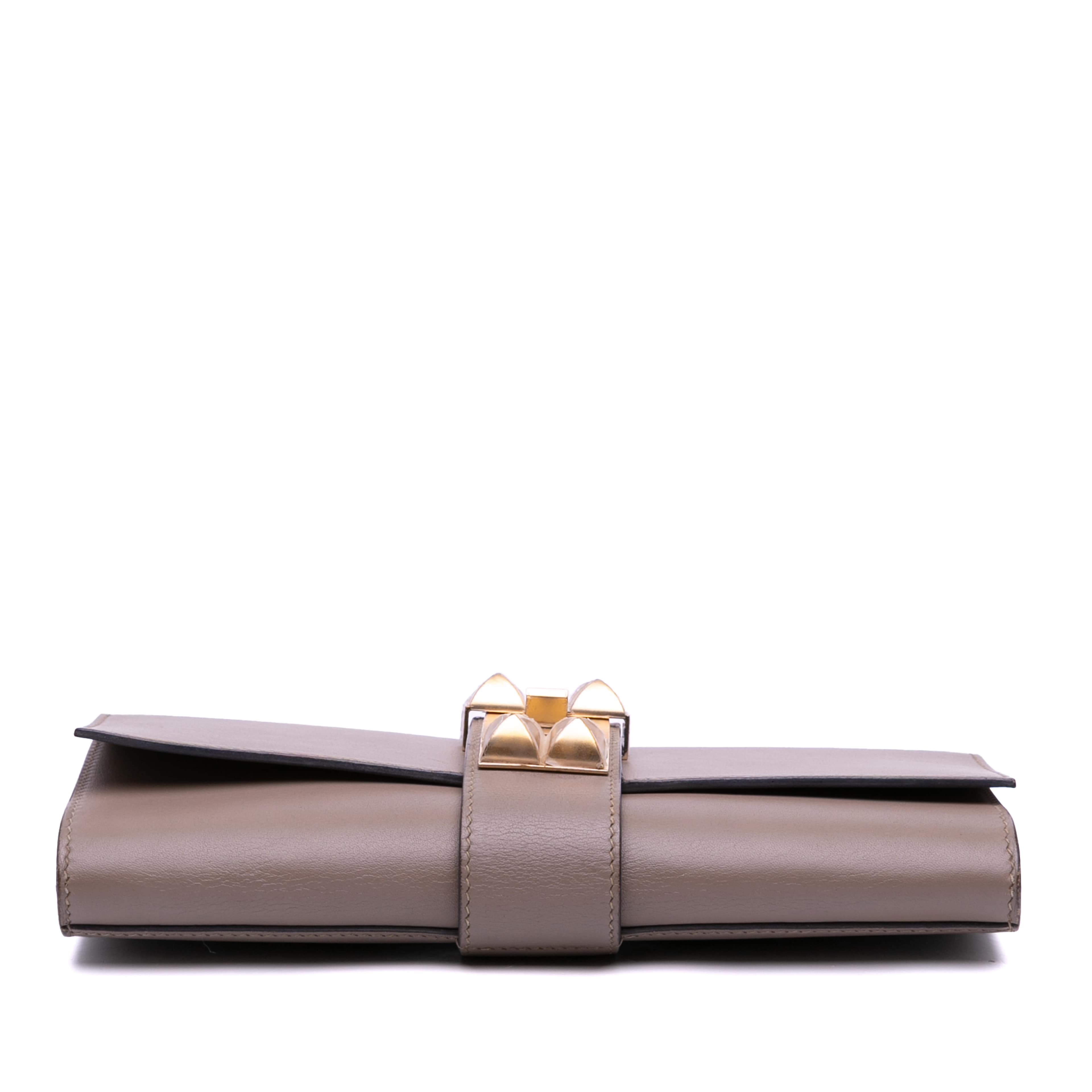 Hermès Swift Medor Clutch 23, från Luxclusif, i färgen taupe. Klicka för att öppna bilden i stort format