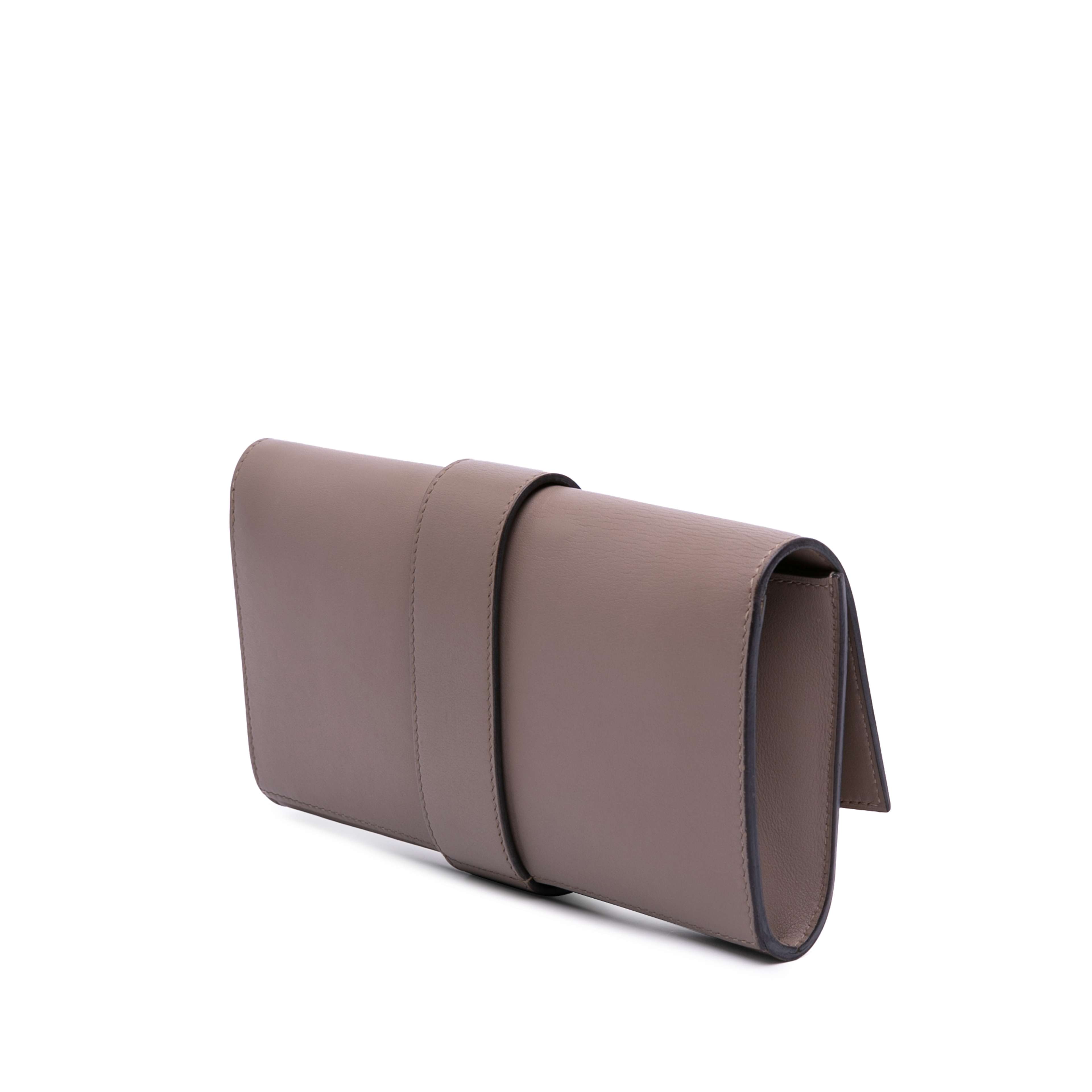 Hermès Swift Medor Clutch 23, från Luxclusif, i färgen taupe. Klicka för att öppna bilden i stort format