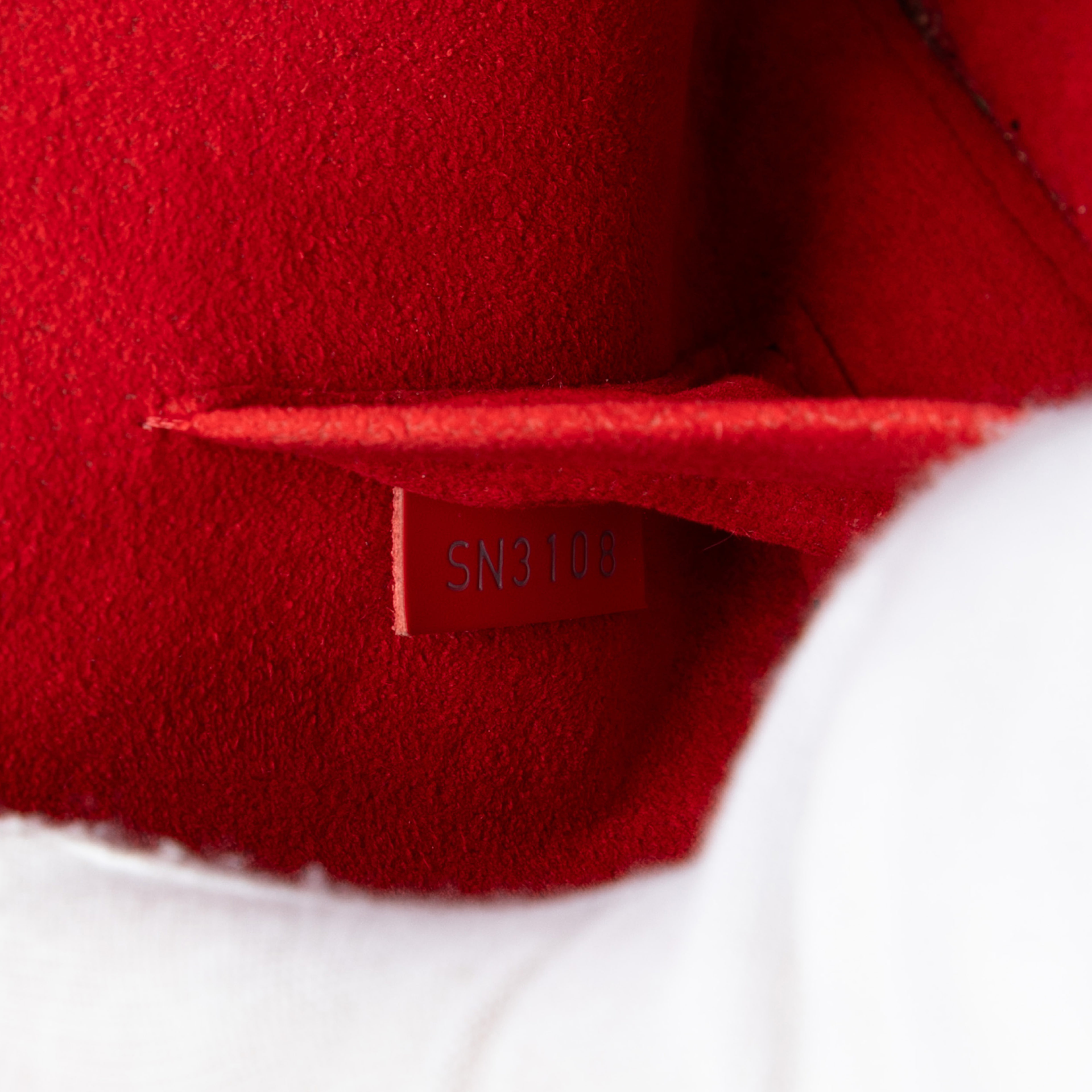 Louis Vuitton Epi Alma Bb, från Luxclusif, i färgen red. Klicka för att öppna bilden i stort format