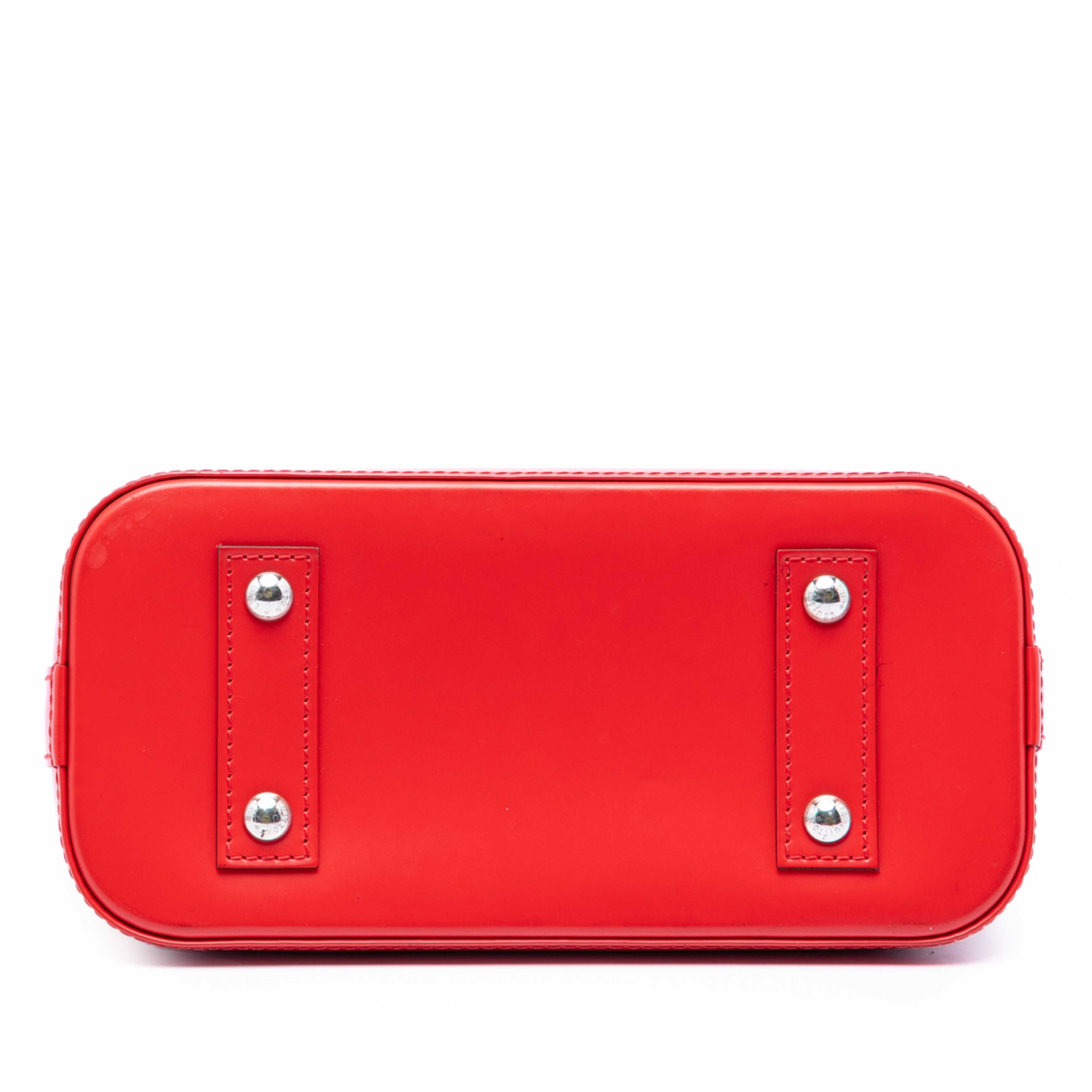 Louis Vuitton Epi Alma Bb, från Luxclusif, i färgen red. Klicka för att öppna bilden i stort format