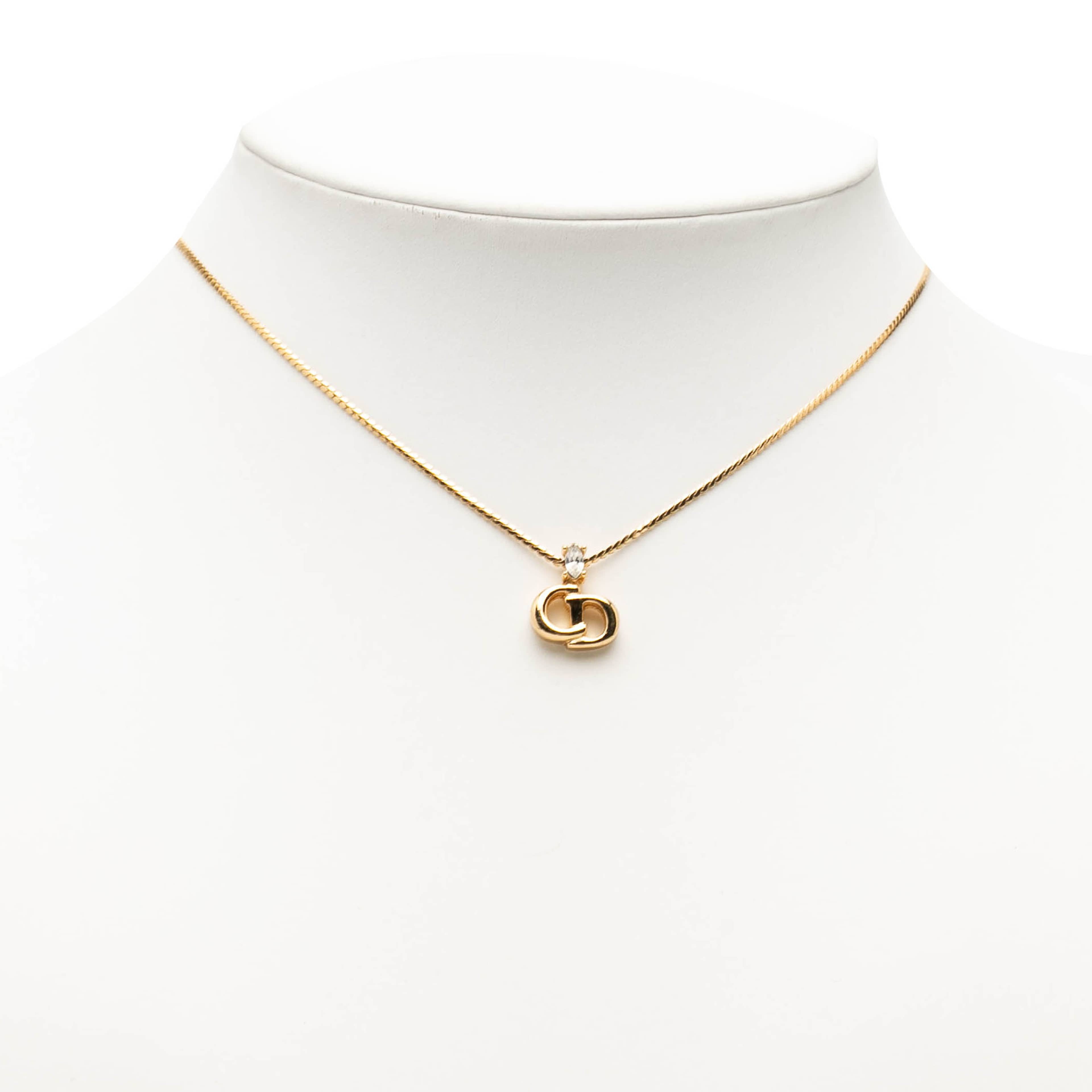 Dior Gold Plated Strass Cd Logo Pendant Necklace, från Luxclusif, i färgen gold. Klicka för att öppna bilden i stort format