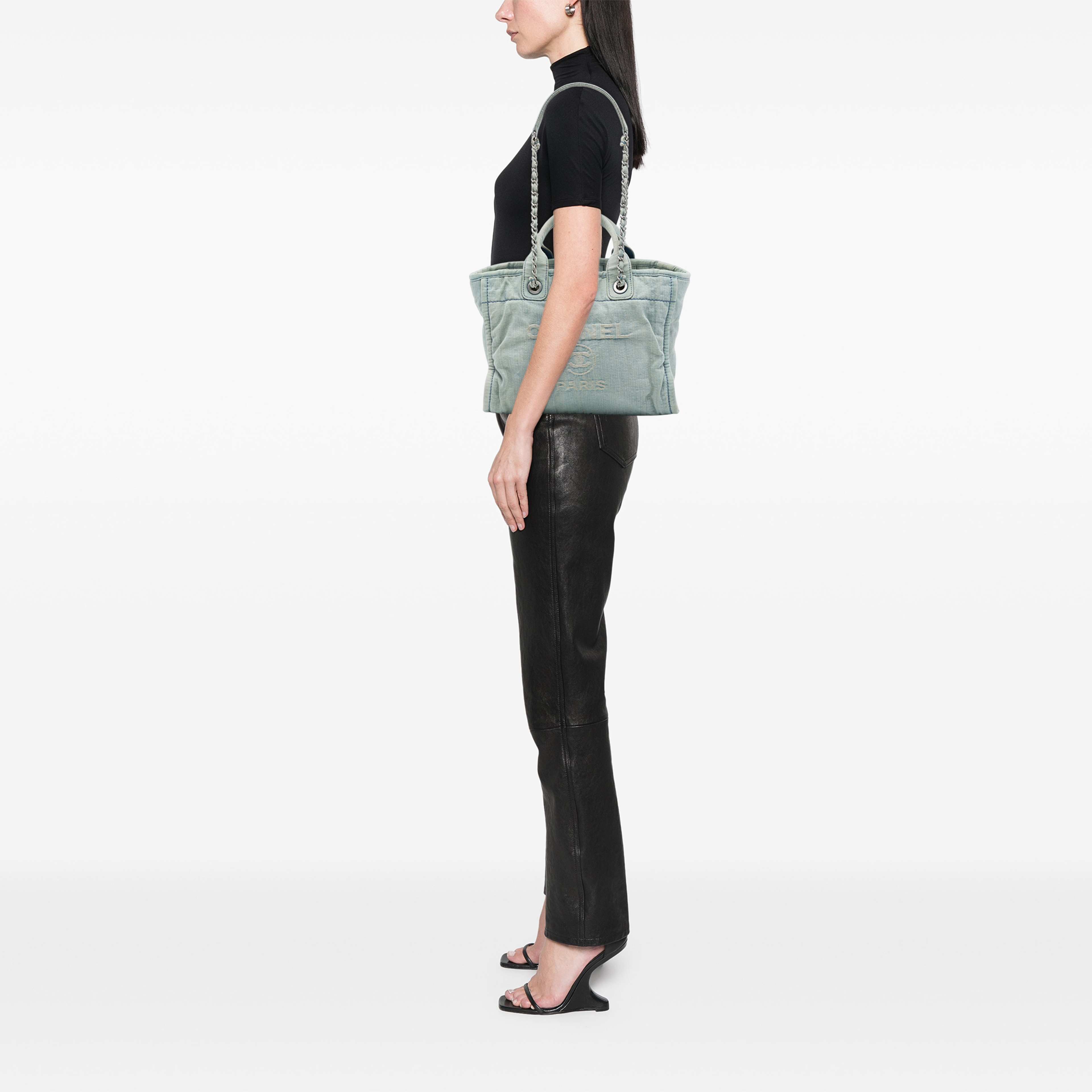 Chanel Small Denim Deauville Tote, från Luxclusif, i färgen blå. Klicka för att öppna bilden i stort format