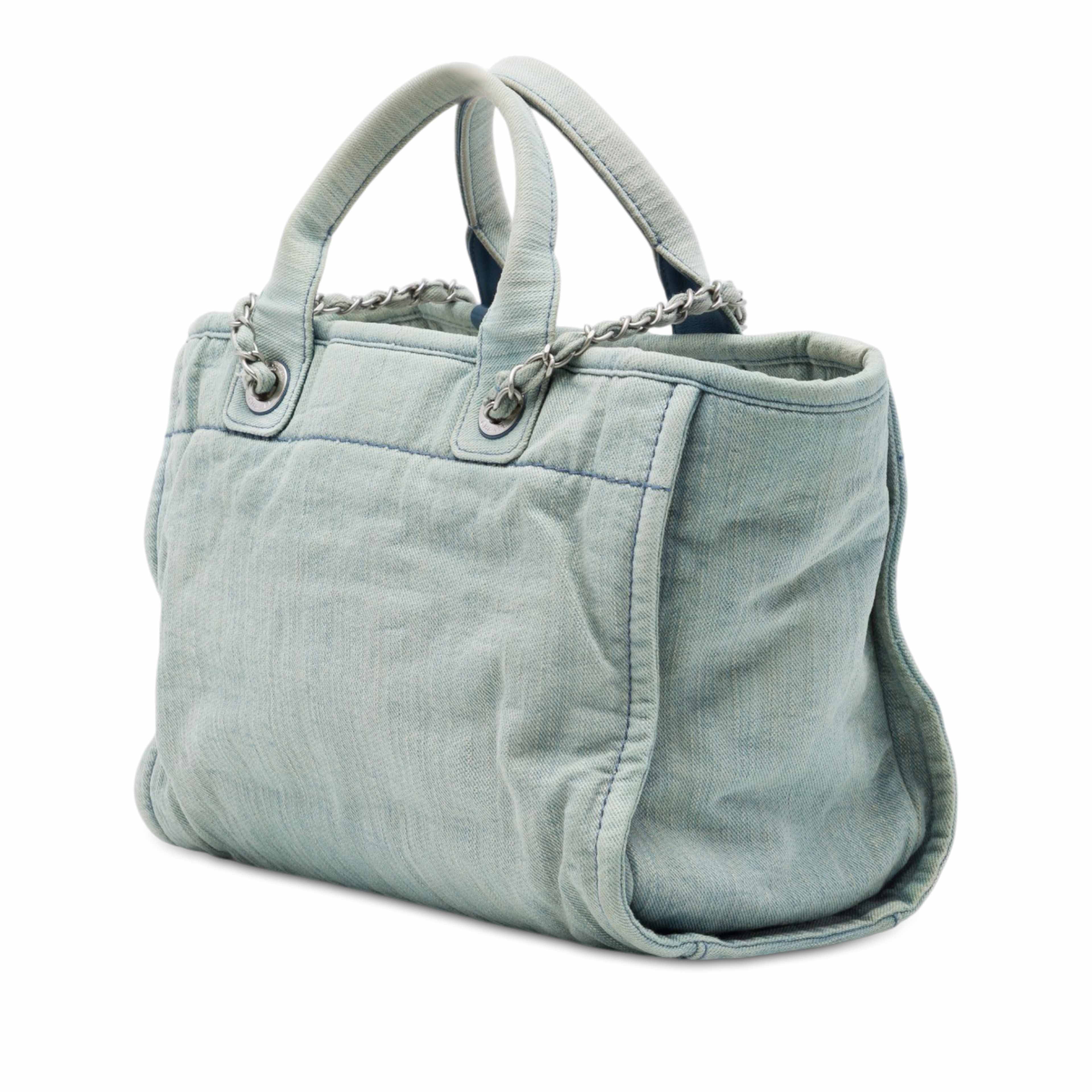 Chanel Small Denim Deauville Tote, från Luxclusif, i färgen blå. Klicka för att öppna bilden i stort format