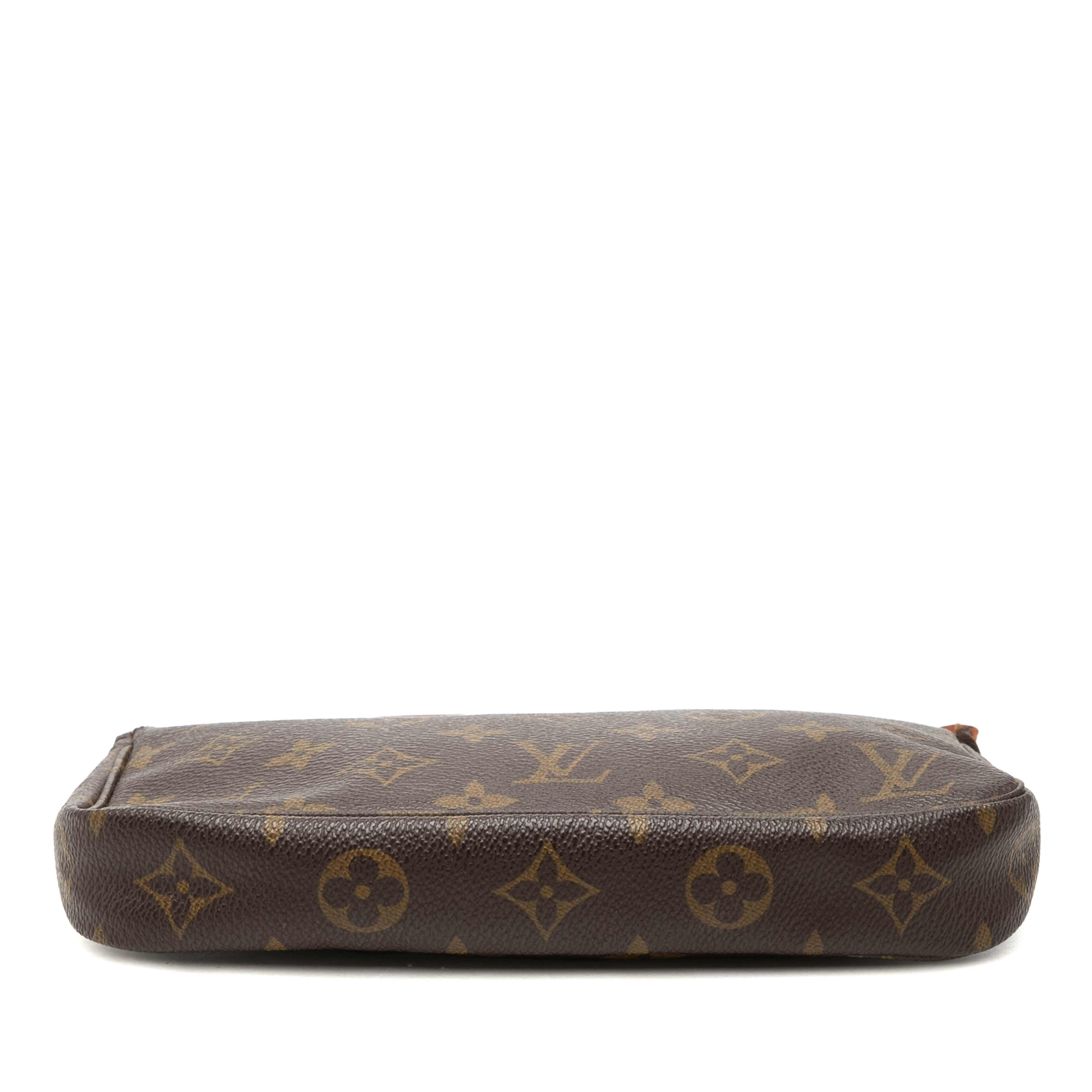 Louis Vuitton Monogram Pochette Accessoires, från Luxclusif, i färgen brun. Klicka för att öppna bilden i stort format