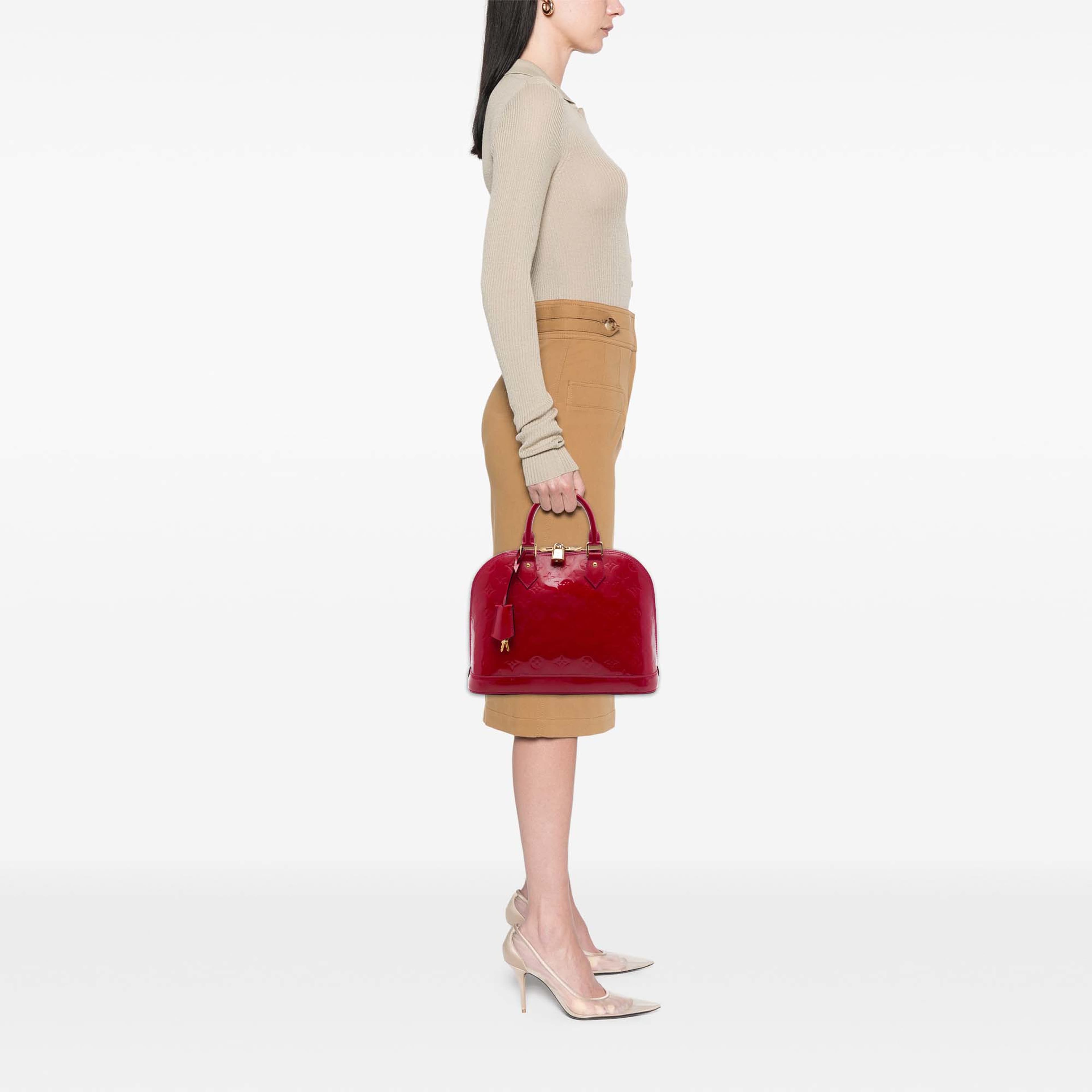Louis Vuitton Monogram Vernis Alma Pm, från Luxclusif, i färgen rosa. Klicka för att öppna bilden i stort format