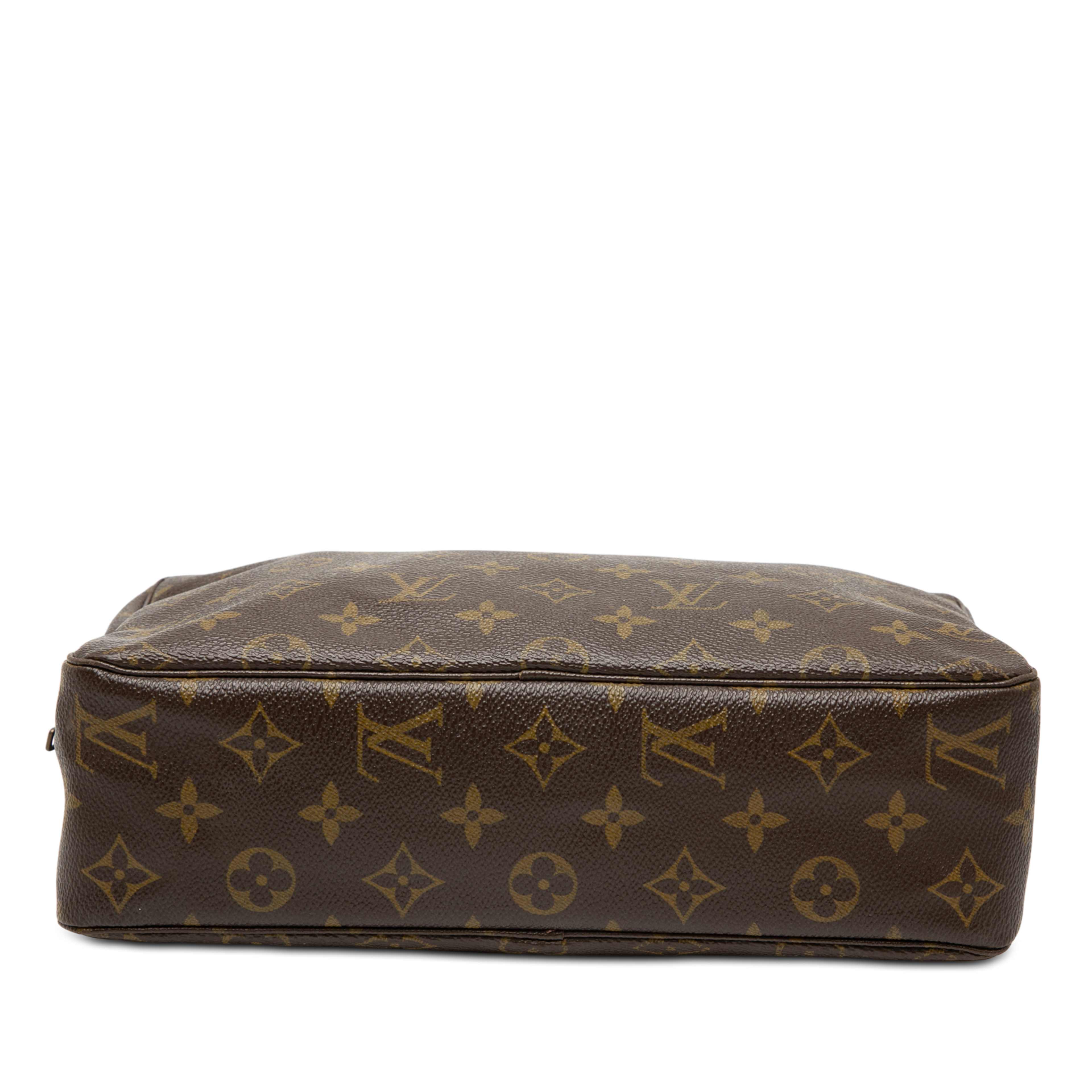 Louis Vuitton Monogram Trousse Toilette 28, från Luxclusif, i färgen brown. Klicka för att öppna bilden i stort format