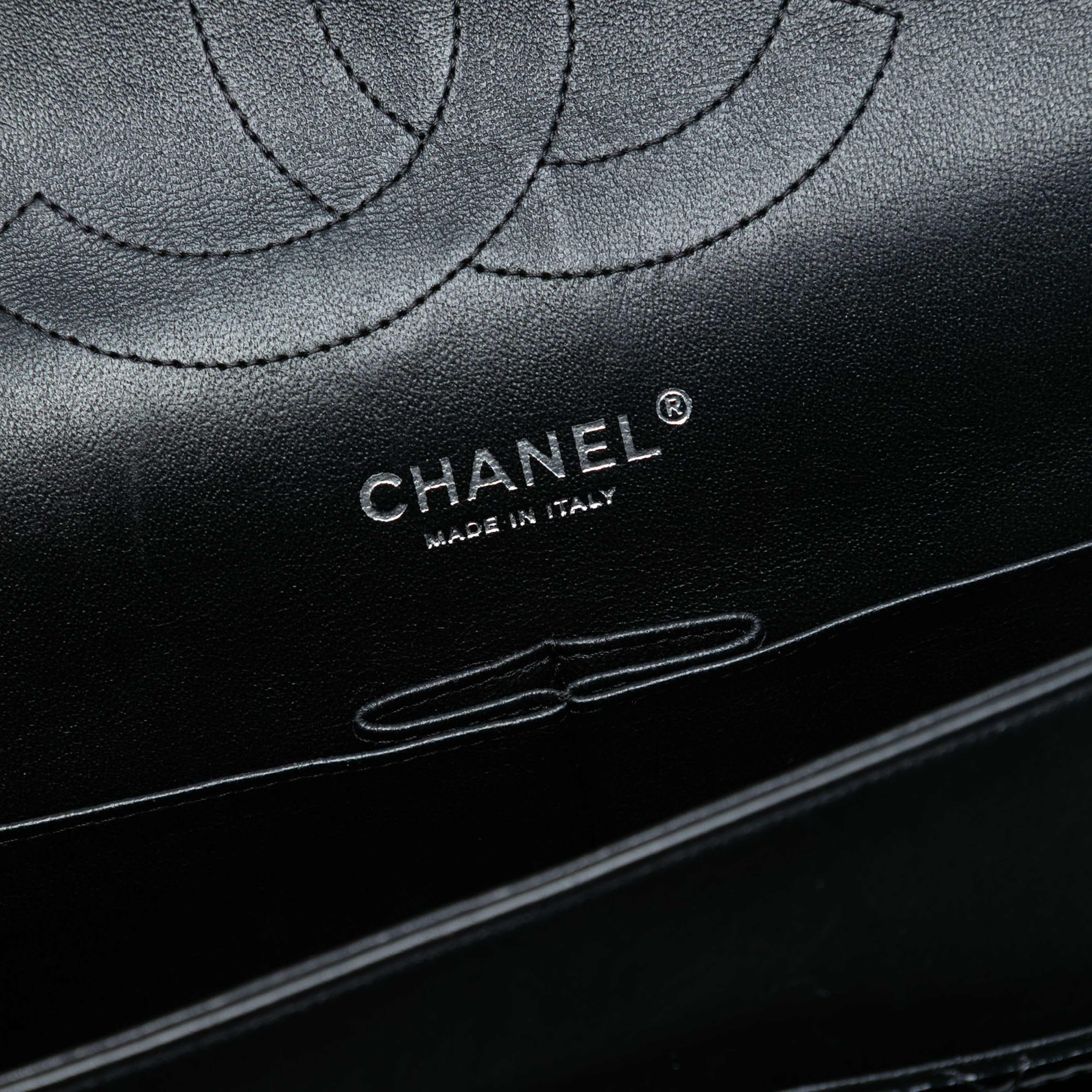 Chanel Jumbo Classic Patent Double Flap, från Luxclusif, i färgen black. Klicka för att öppna bilden i stort format