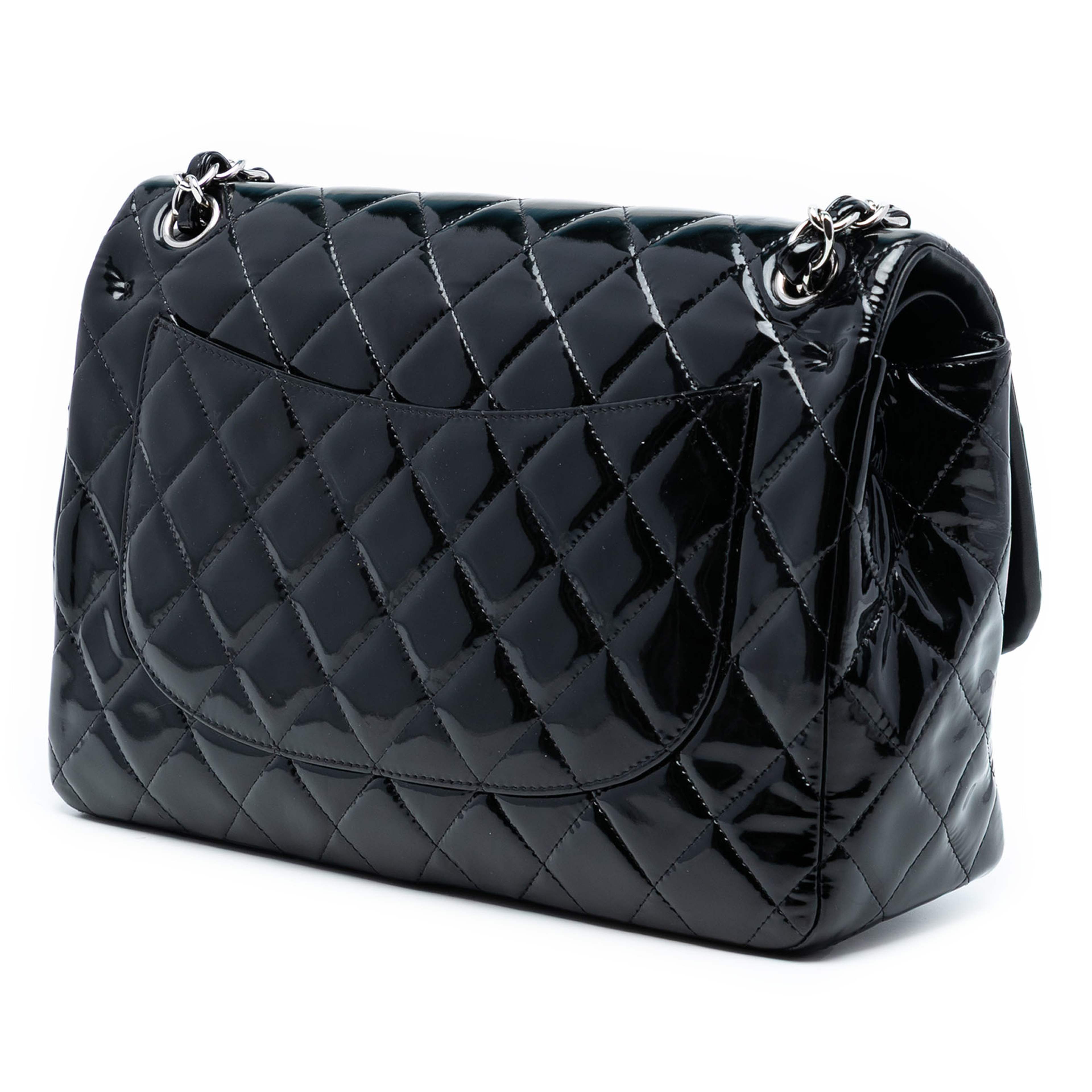 Chanel Jumbo Classic Patent Double Flap, från Luxclusif, i färgen black. Klicka för att öppna bilden i stort format