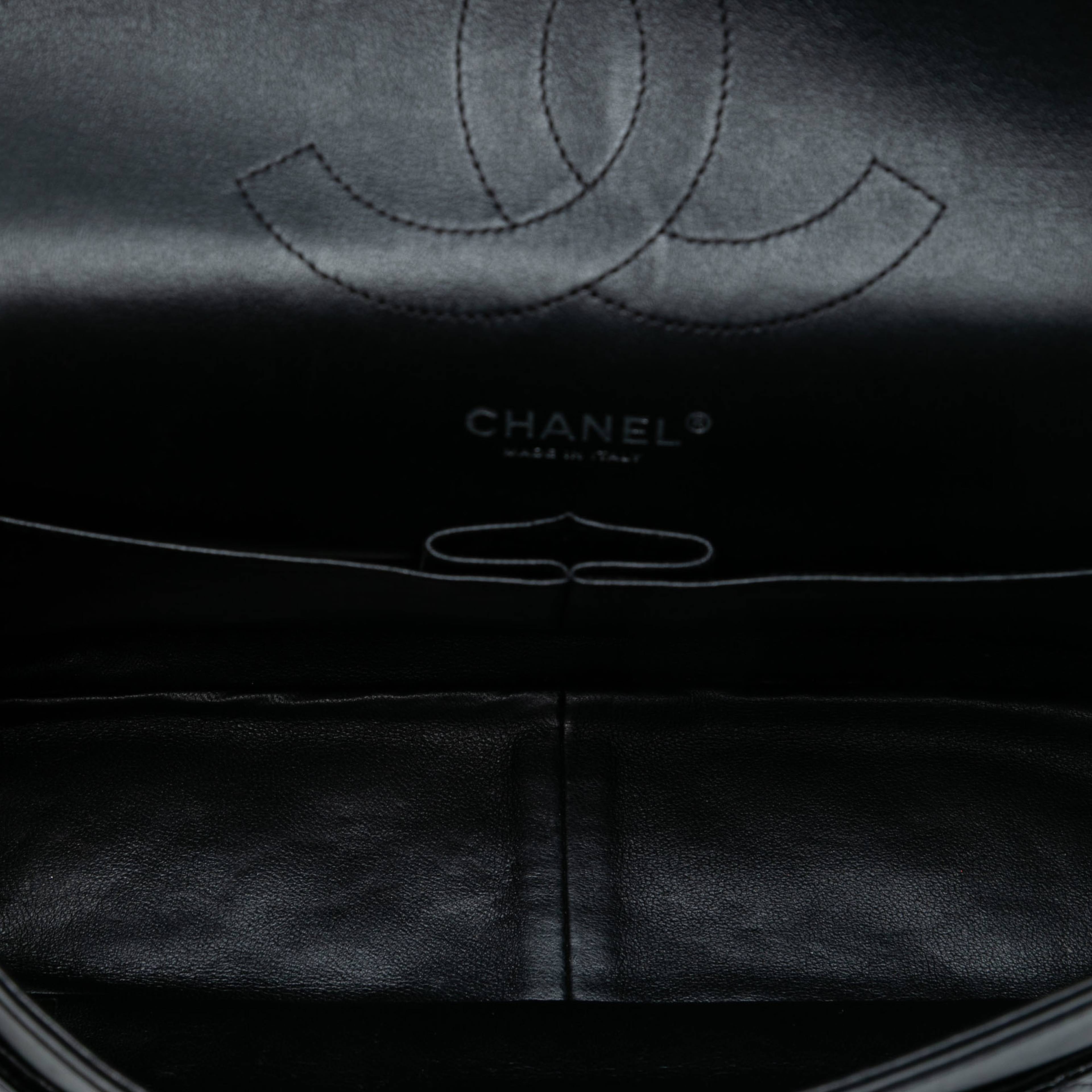 Chanel Jumbo Classic Patent Double Flap, från Luxclusif, i färgen black. Klicka för att öppna bilden i stort format