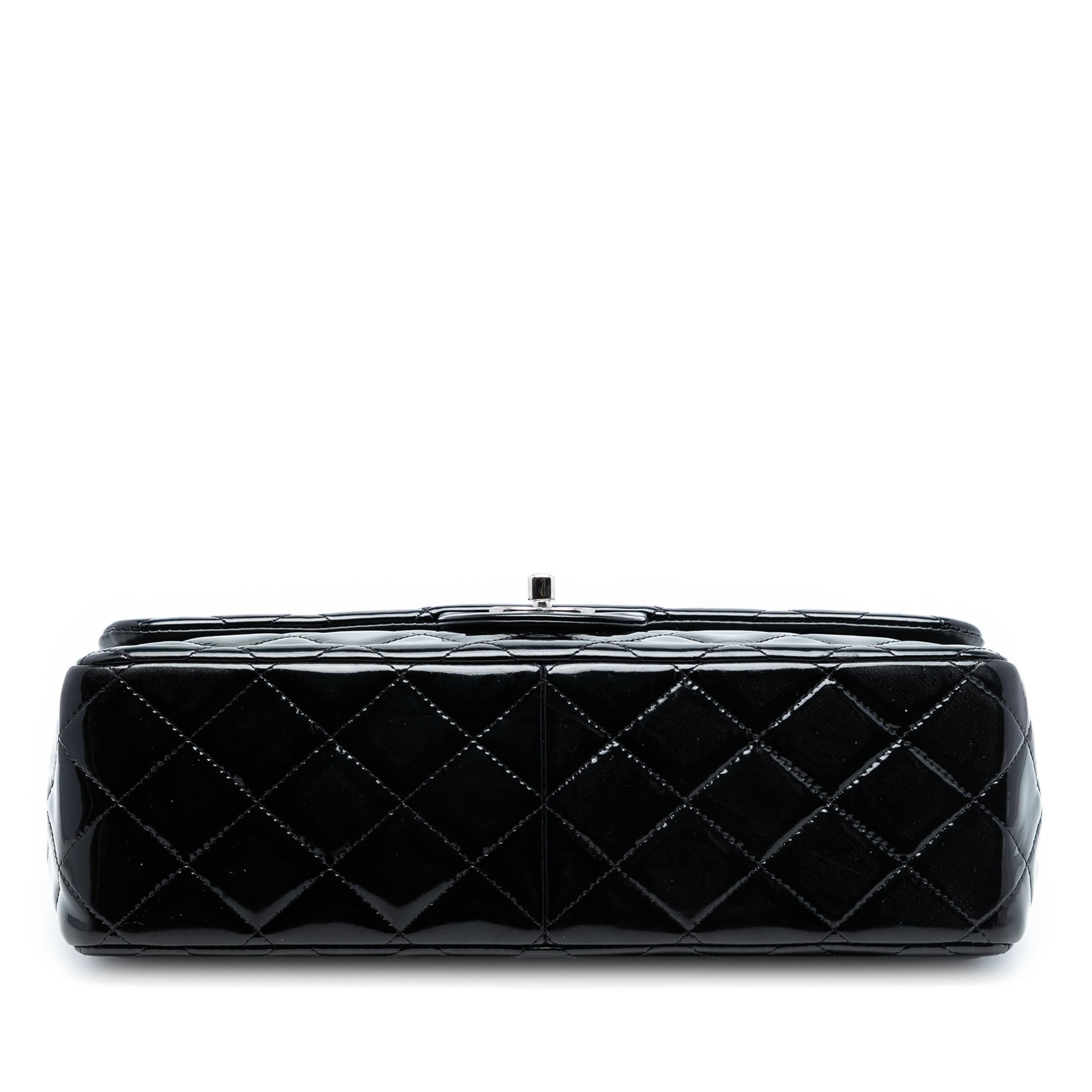 Chanel Jumbo Classic Patent Double Flap, från Luxclusif, i färgen black. Klicka för att öppna bilden i stort format