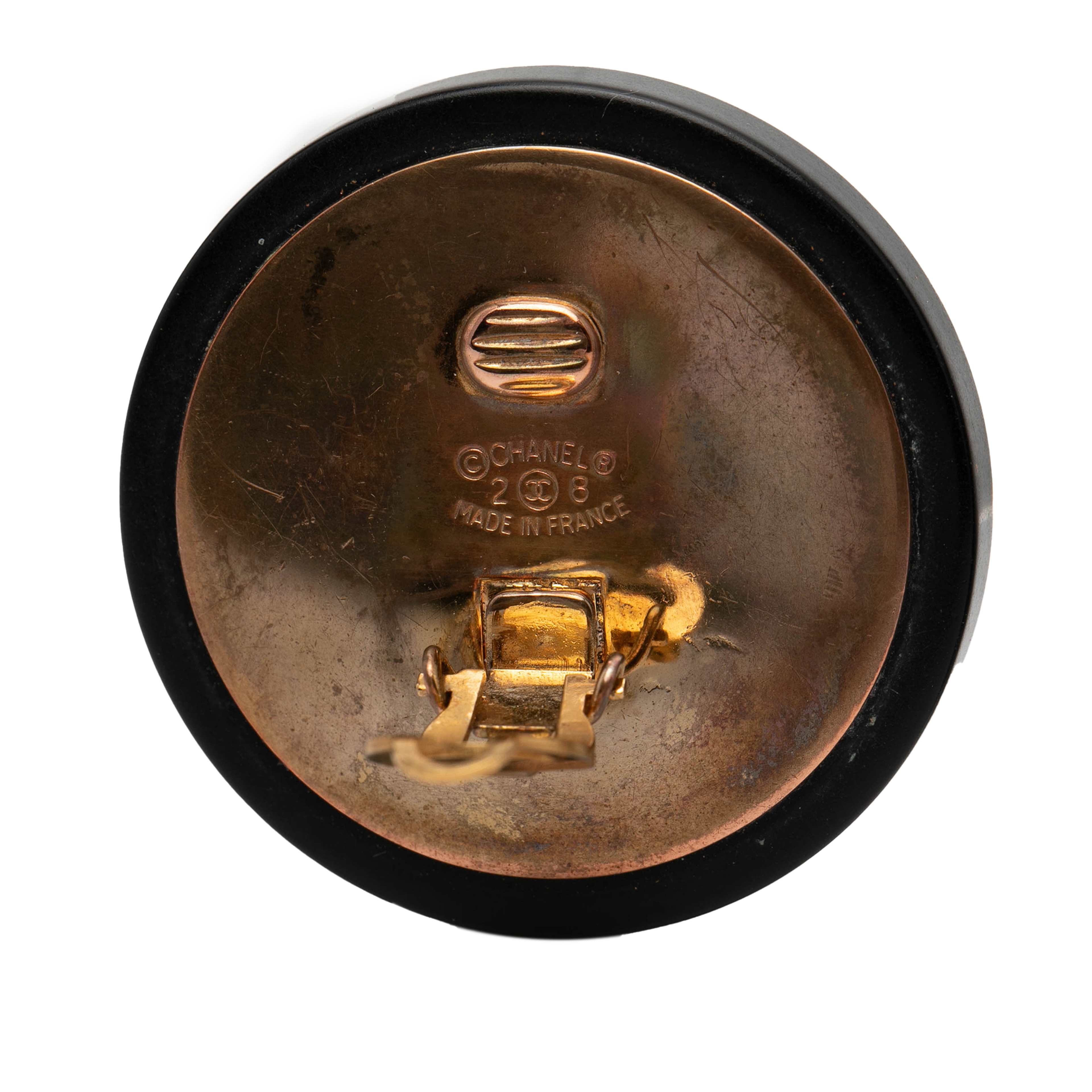 Chanel Cc Gold Plated And Resin Round Button Clip On Earrings, från Luxclusif, i färgen gold. Klicka för att öppna bilden i stort format