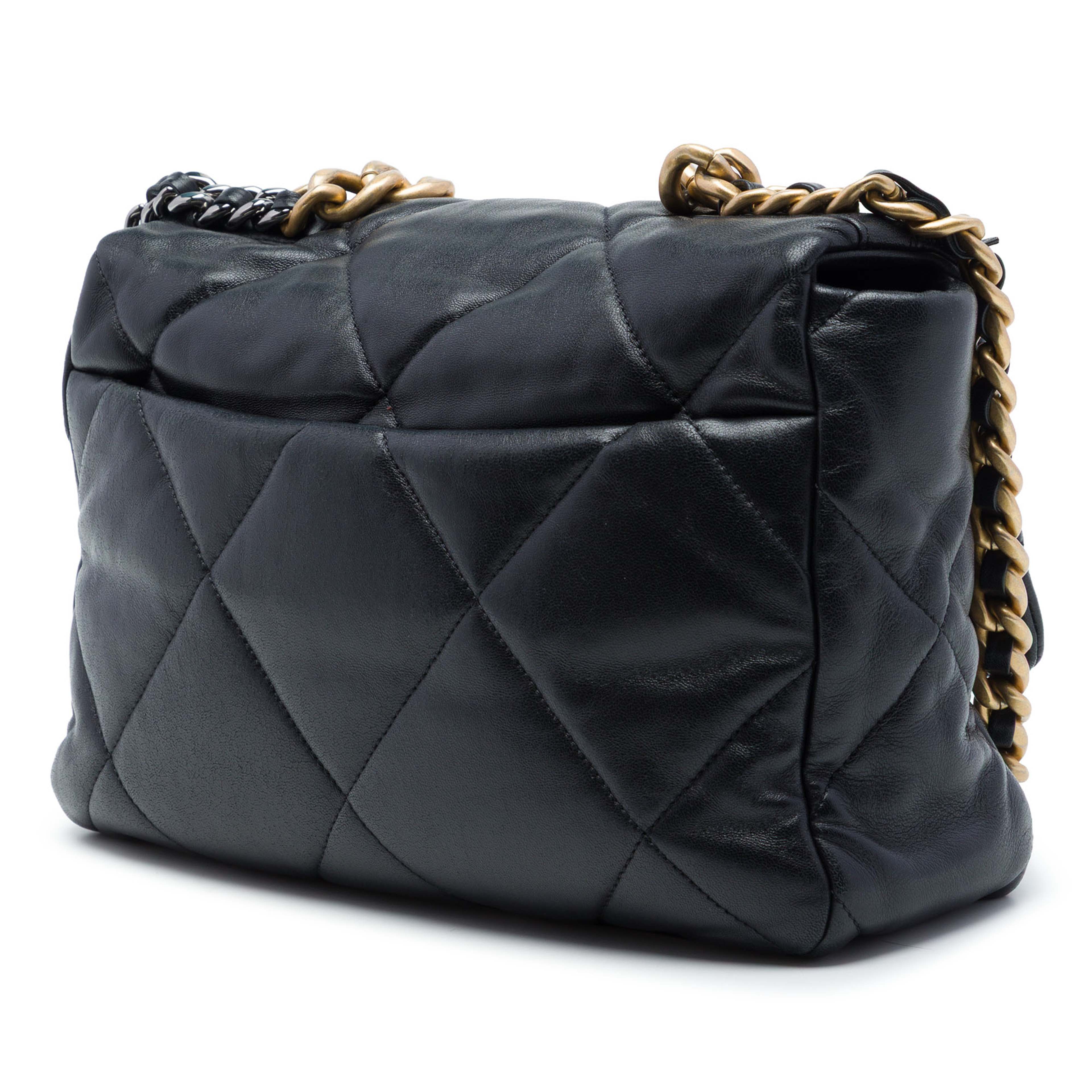 Chanel Large Lambskin 19 Flap, från Luxclusif, i färgen svart. Klicka för att öppna bilden i stort format