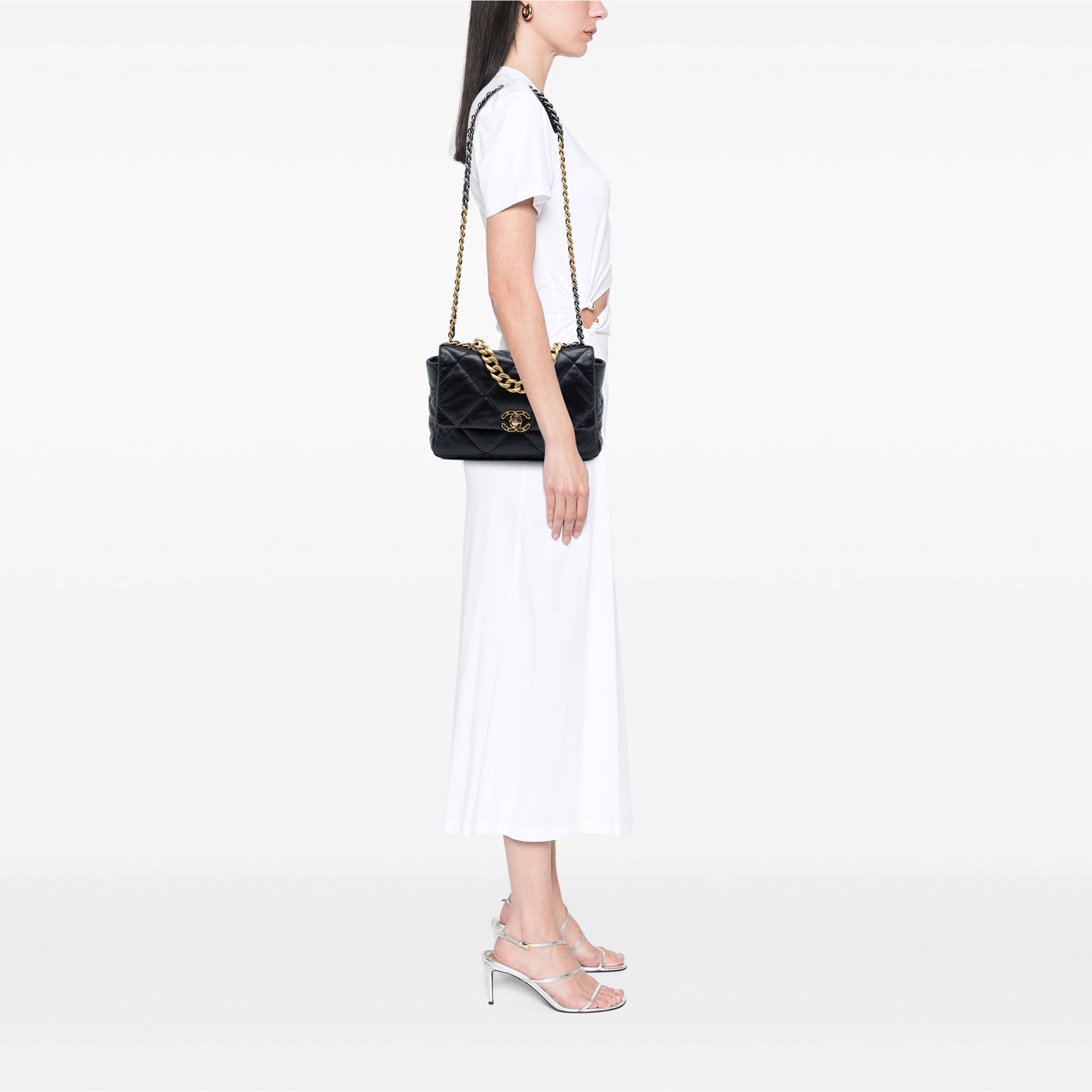 Chanel Large Lambskin 19 Flap, från Luxclusif, i färgen svart. Klicka för att öppna bilden i stort format