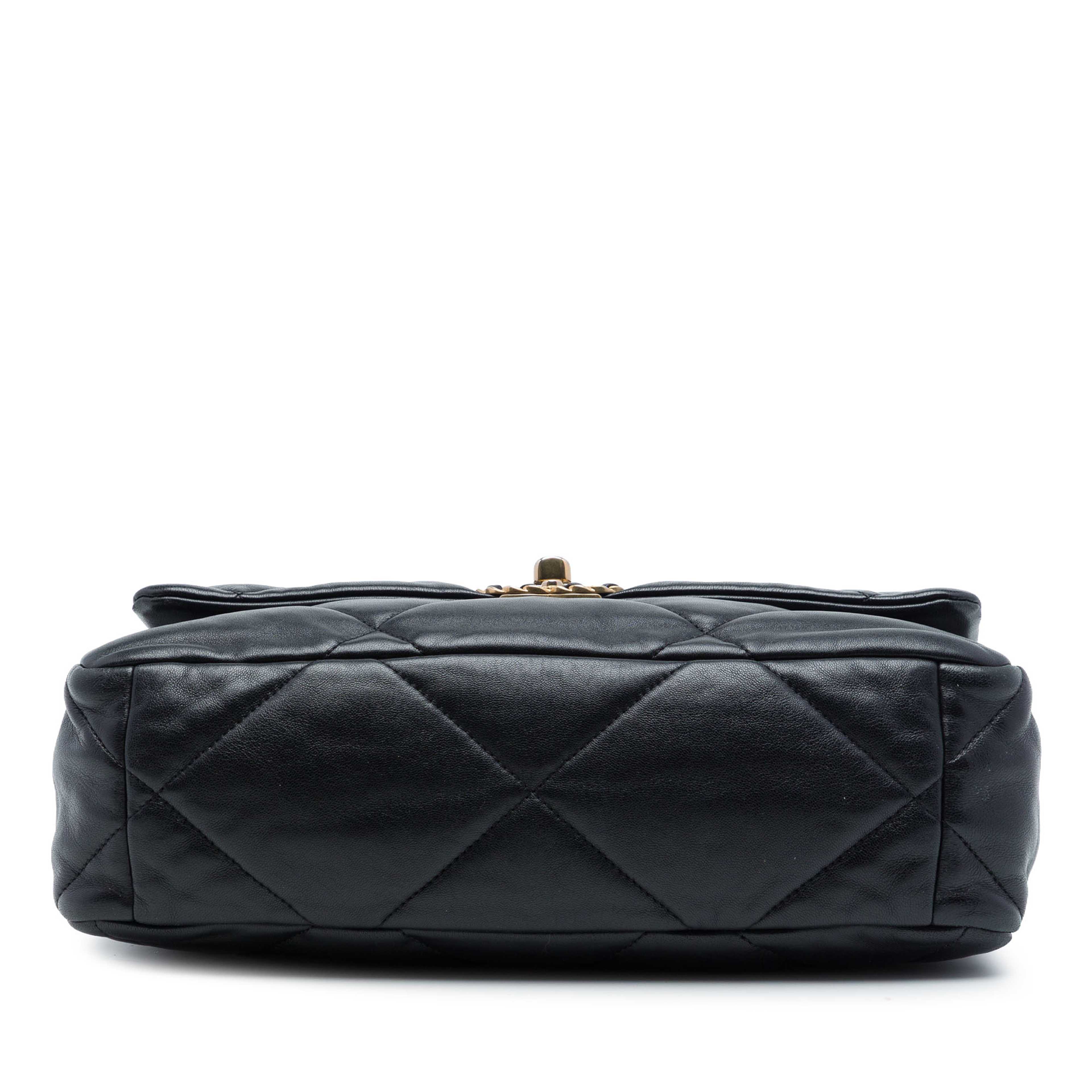 Chanel Large Lambskin 19 Flap, från Luxclusif, i färgen svart. Klicka för att öppna bilden i stort format