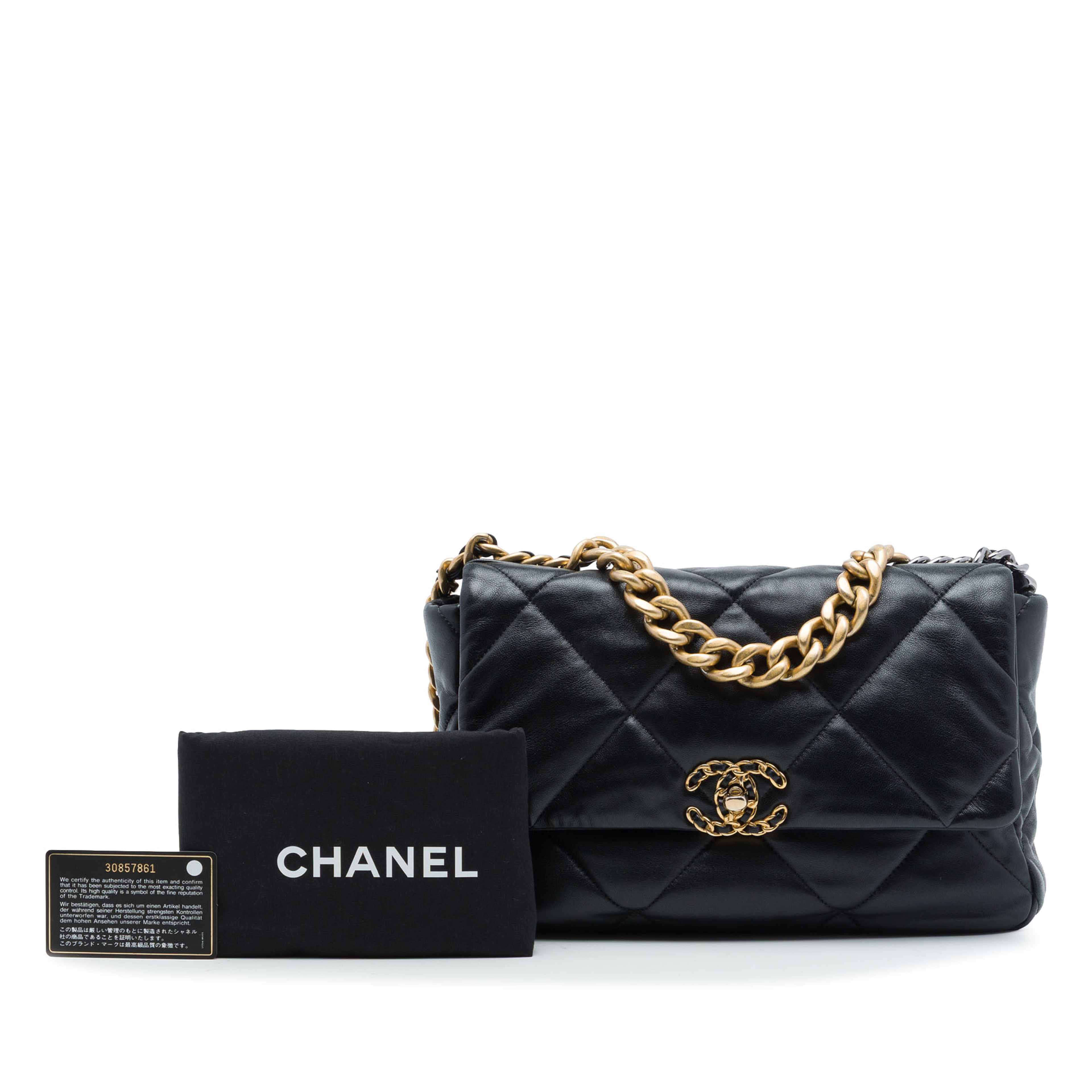 Chanel Large Lambskin 19 Flap, från Luxclusif, i färgen svart. Klicka för att öppna bilden i stort format