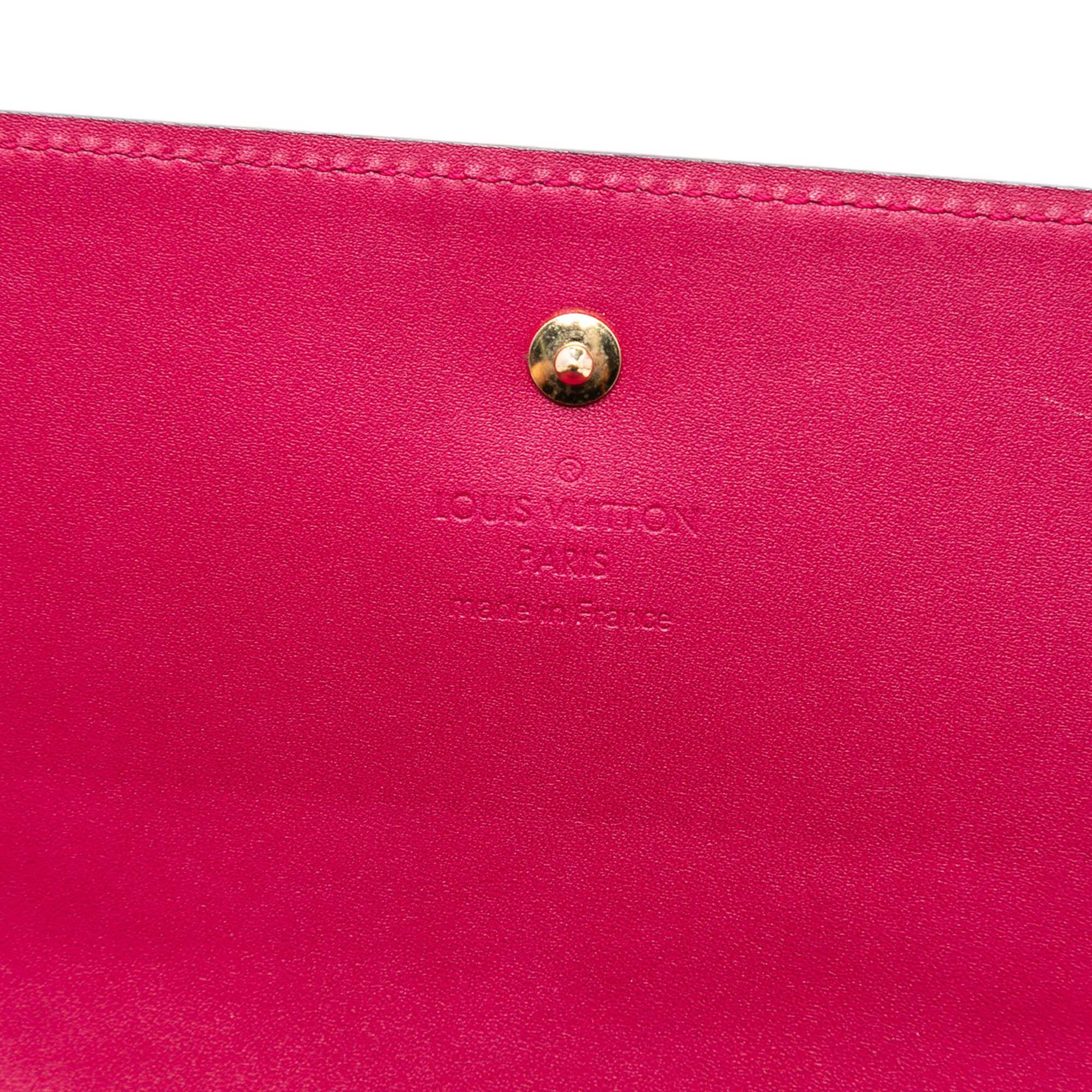 Louis Vuitton Monogram Vernis Chain Wallet, från Luxclusif, i färgen red. Klicka för att öppna bilden i stort format