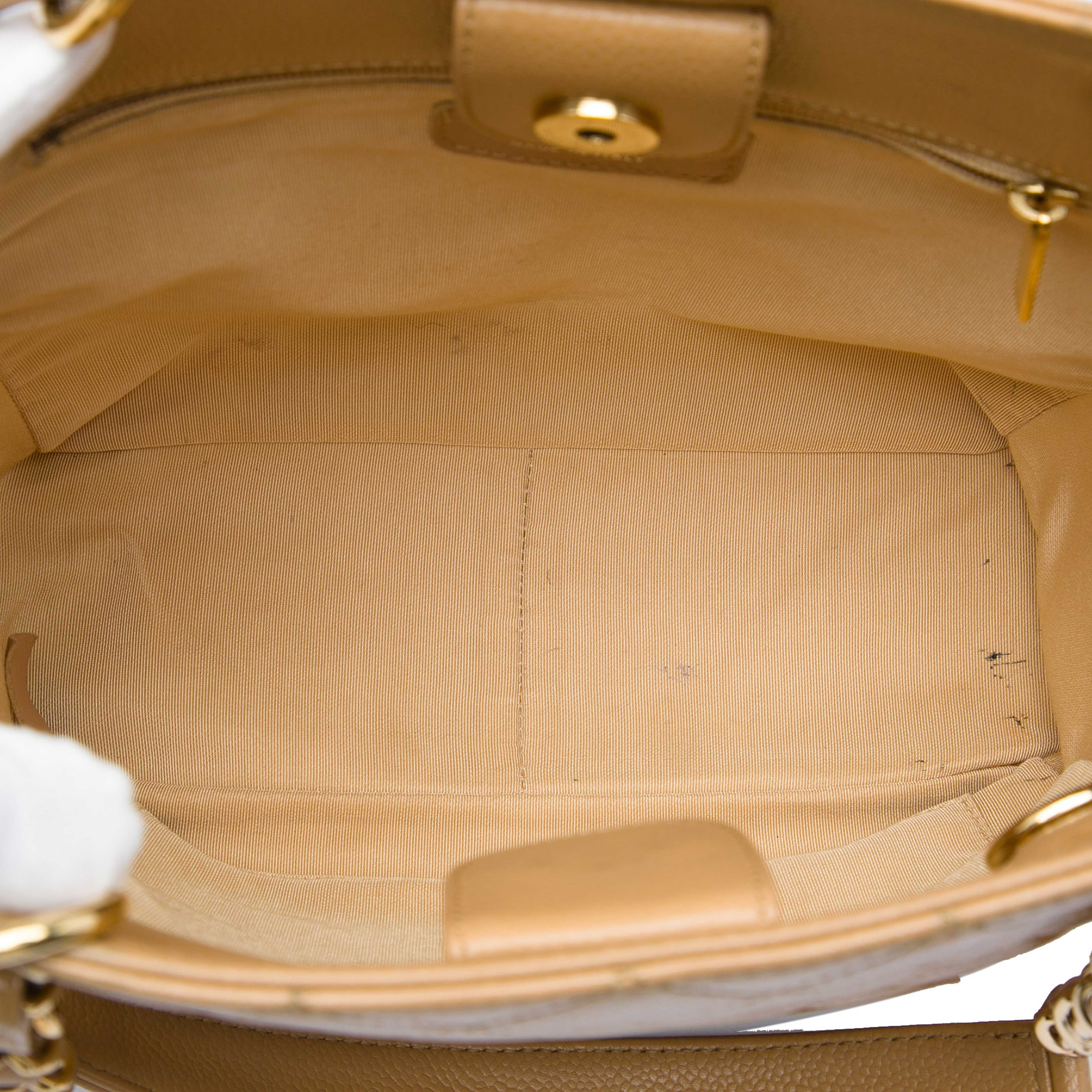 Chanel Caviar Petite Shopping Tote, från Luxclusif, i färgen brun. Klicka för att öppna bilden i stort format
