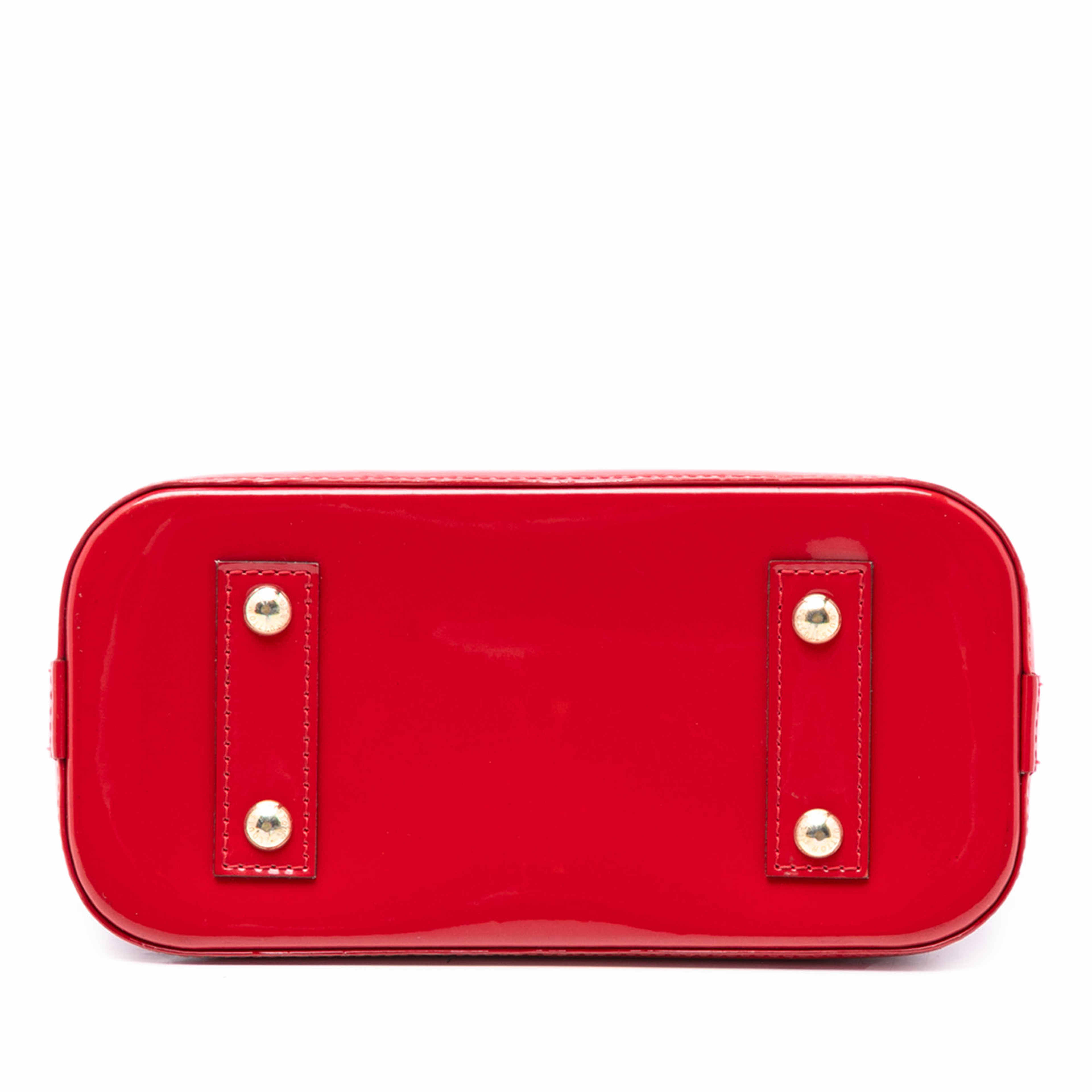 Louis Vuitton Monogram Vernis Alma Bb, från Luxclusif, i färgen red. Klicka för att öppna bilden i stort format
