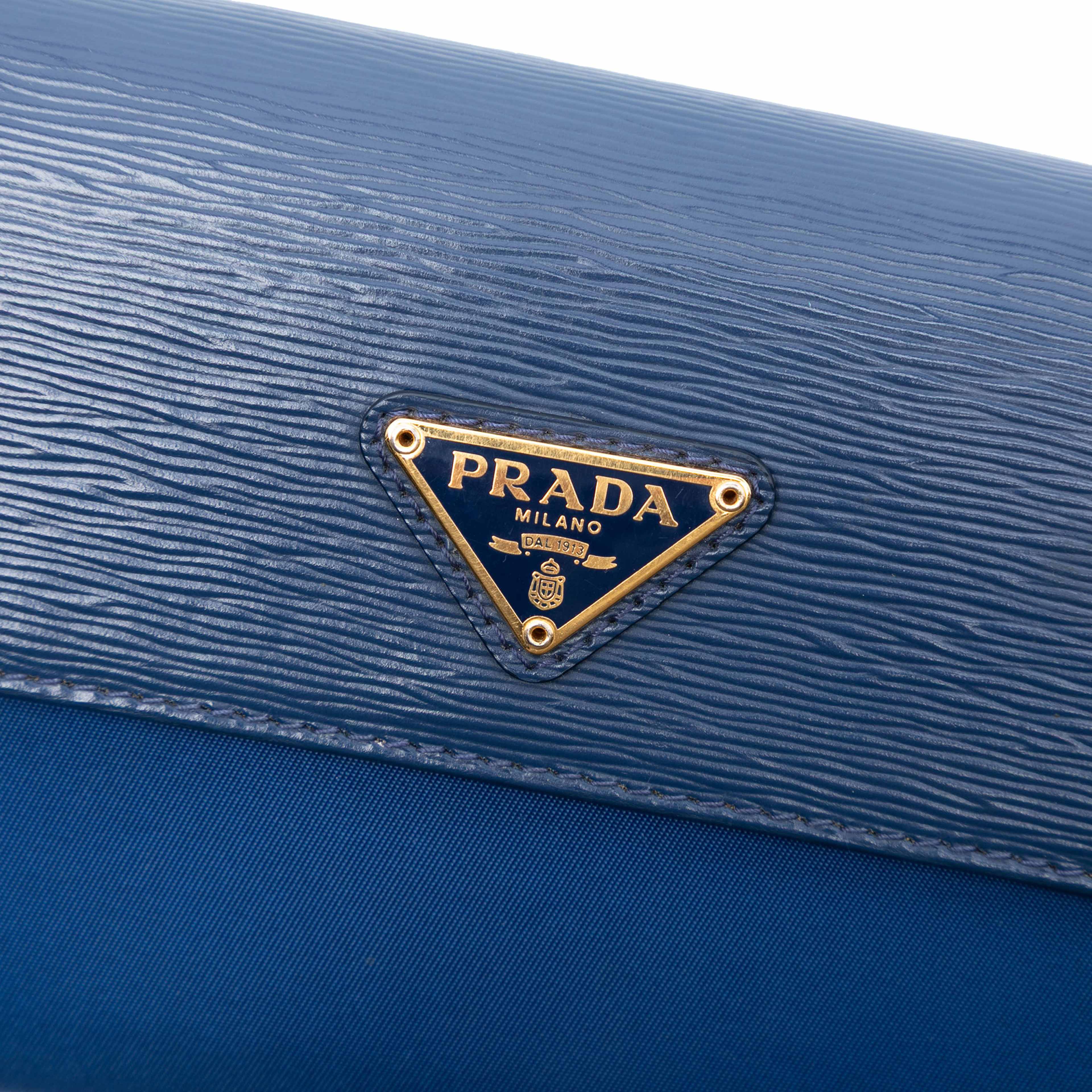 Prada Vitello Move And Tessuto Wallet On Chain, från Luxclusif, i färgen blue. Klicka för att öppna bilden i stort format