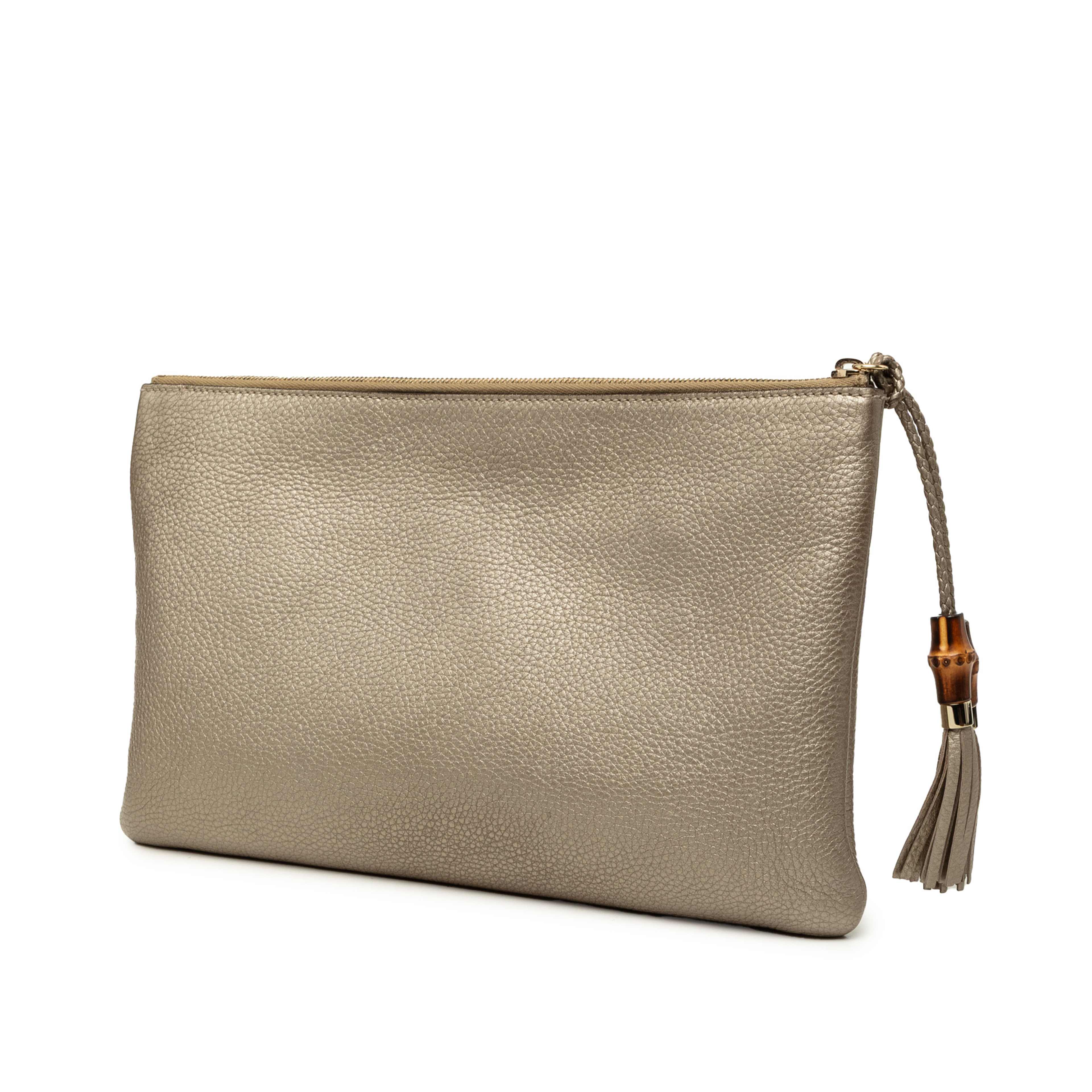 Gucci Calfskin Bamboo Tassel Clutch, från Luxclusif, i färgen guld. Klicka för att öppna bilden i stort format
