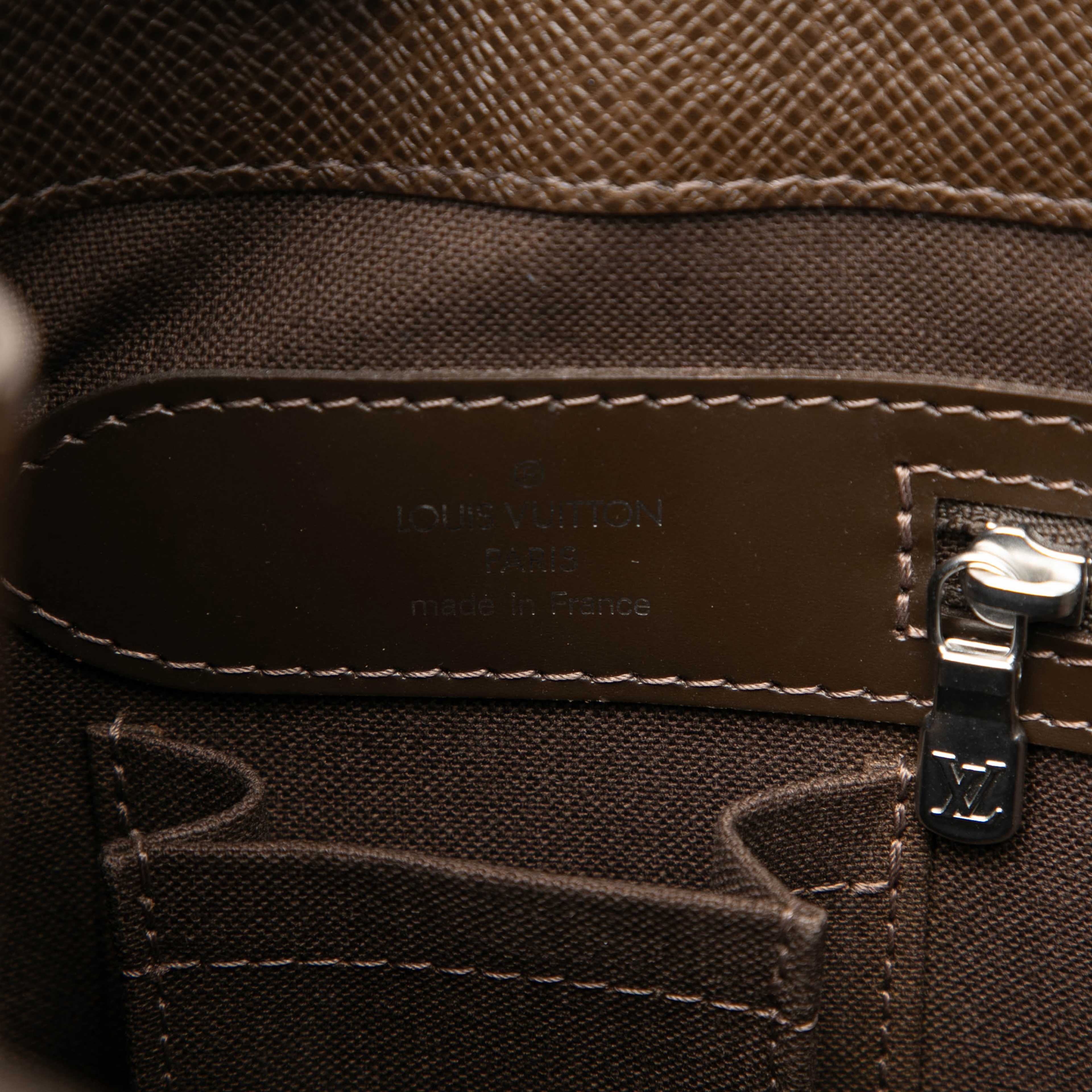 Louis Vuitton Taiga Kasbek Pm, från Luxclusif, i färgen brun. Klicka för att öppna bilden i stort format
