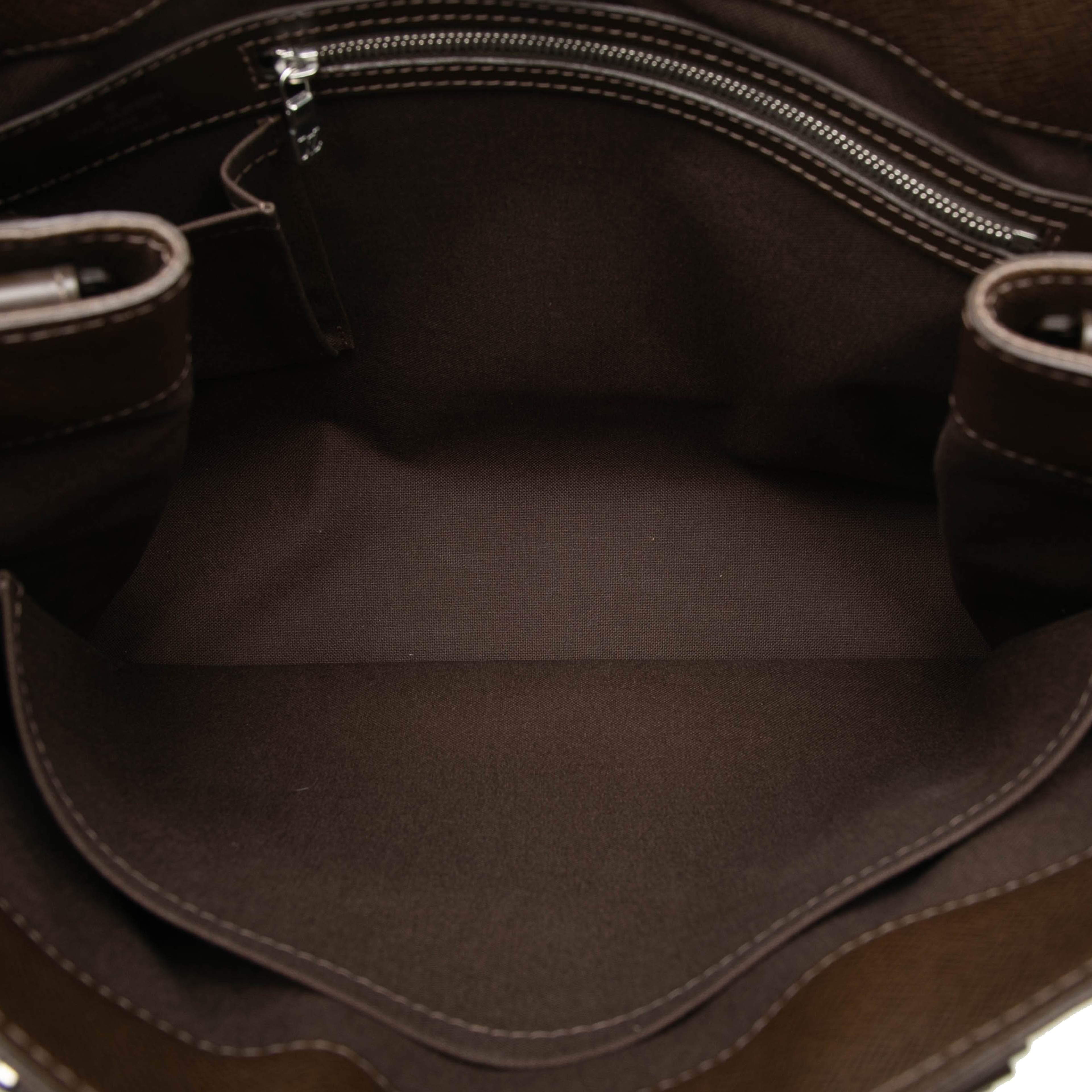 Louis Vuitton Taiga Kasbek Pm, från Luxclusif, i färgen brun. Klicka för att öppna bilden i stort format