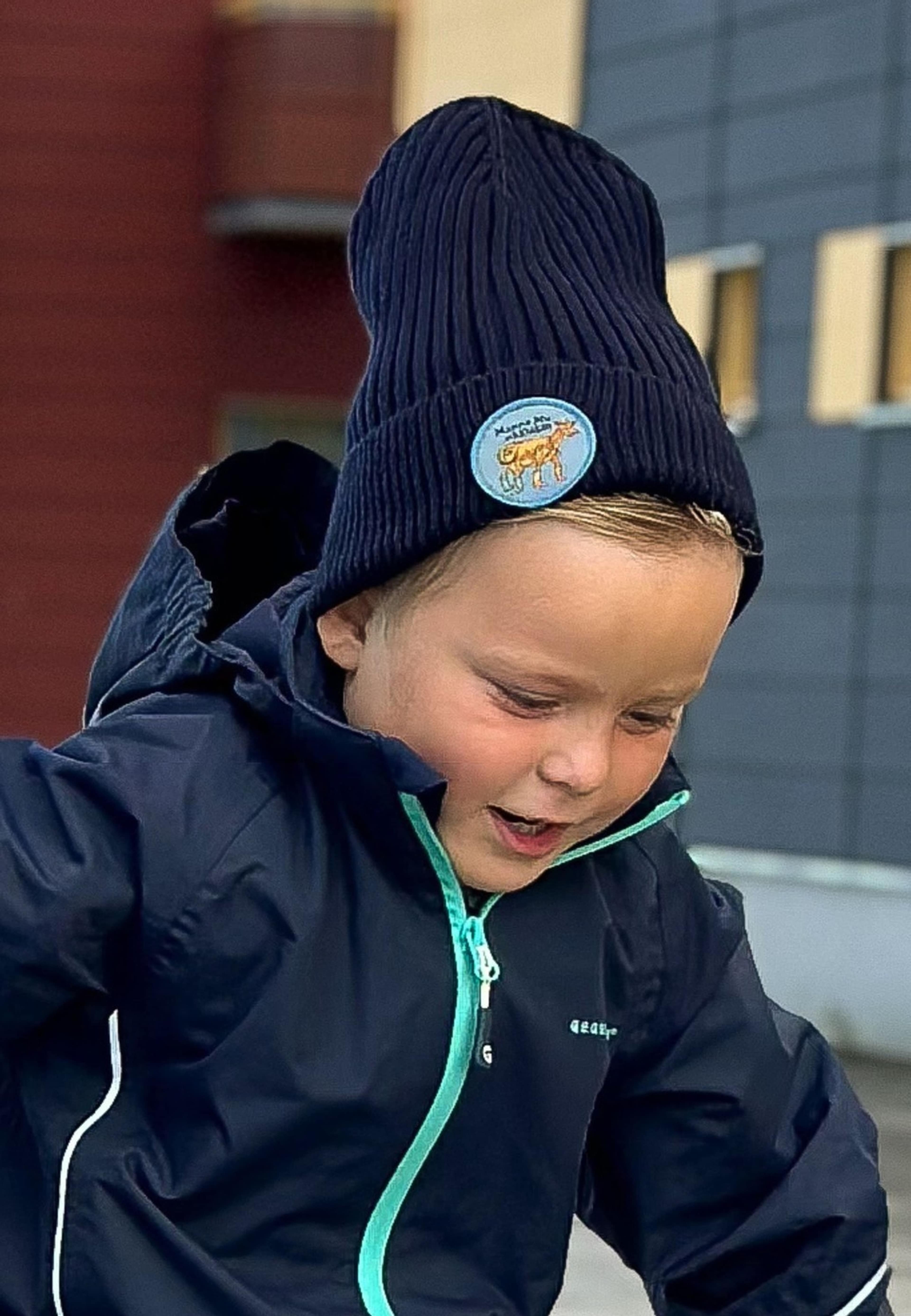 Stickad Mössa Mamma Mu Och Kråkan, från Geggamoja, i färgen blå. Klicka för att öppna bilden i stort format