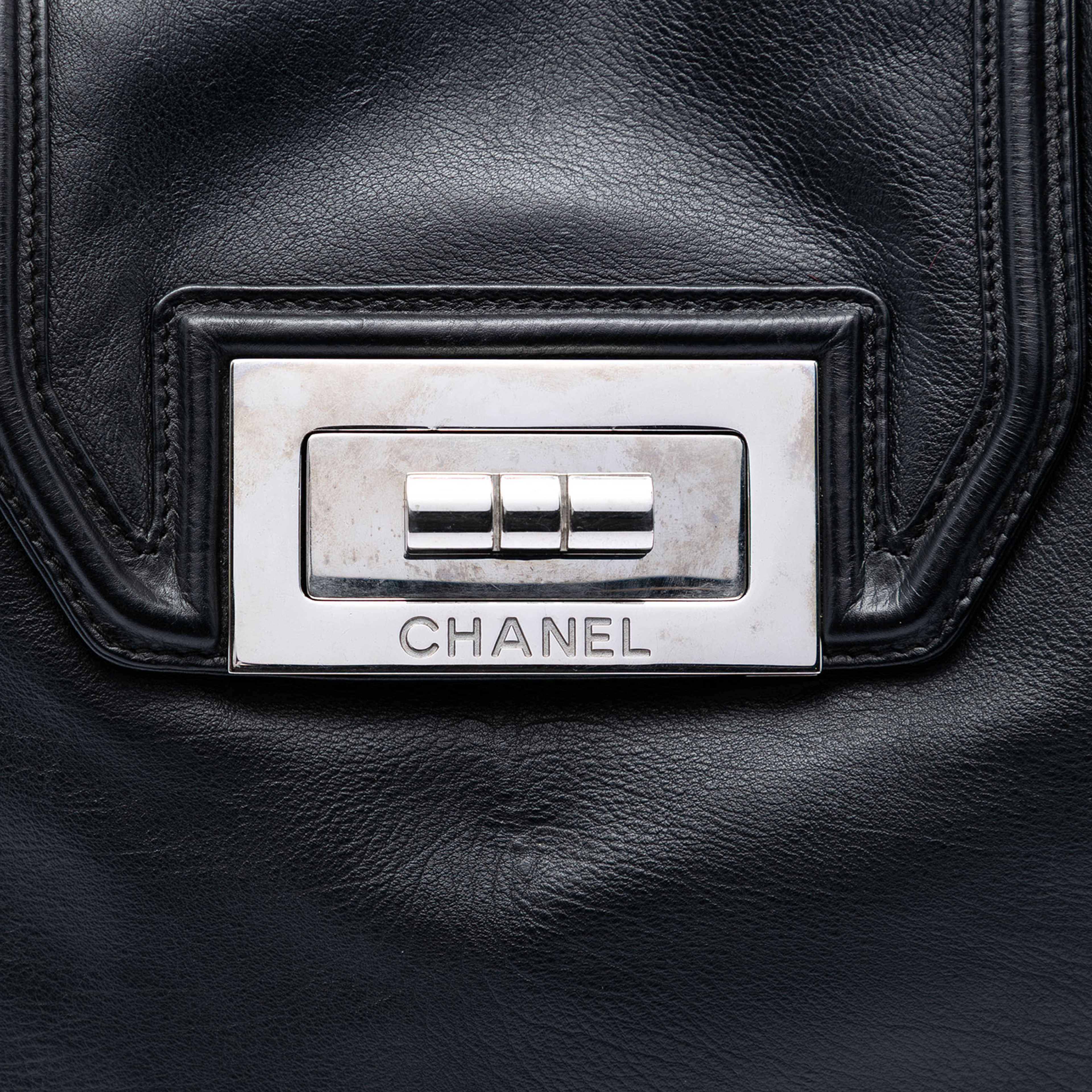 Chanel Large Lambskin Mademoiselle Lock Jewelry Chain Tote, från Luxclusif, i färgen black. Klicka för att öppna bilden i stort format