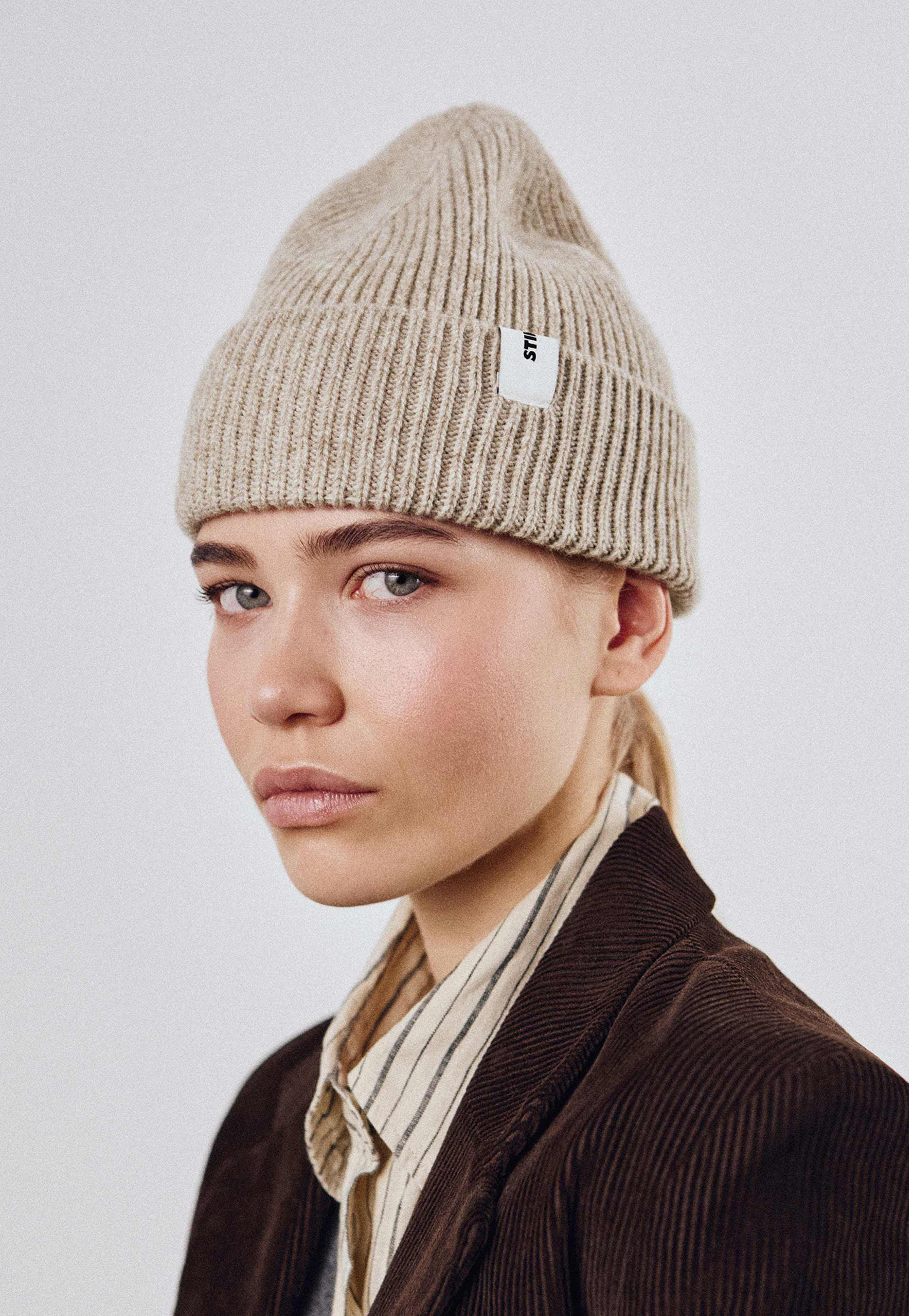 Beanie 02 Merino Regular Fit, från Stiksen, i färgen sand. Klicka för att öppna bilden i stort format