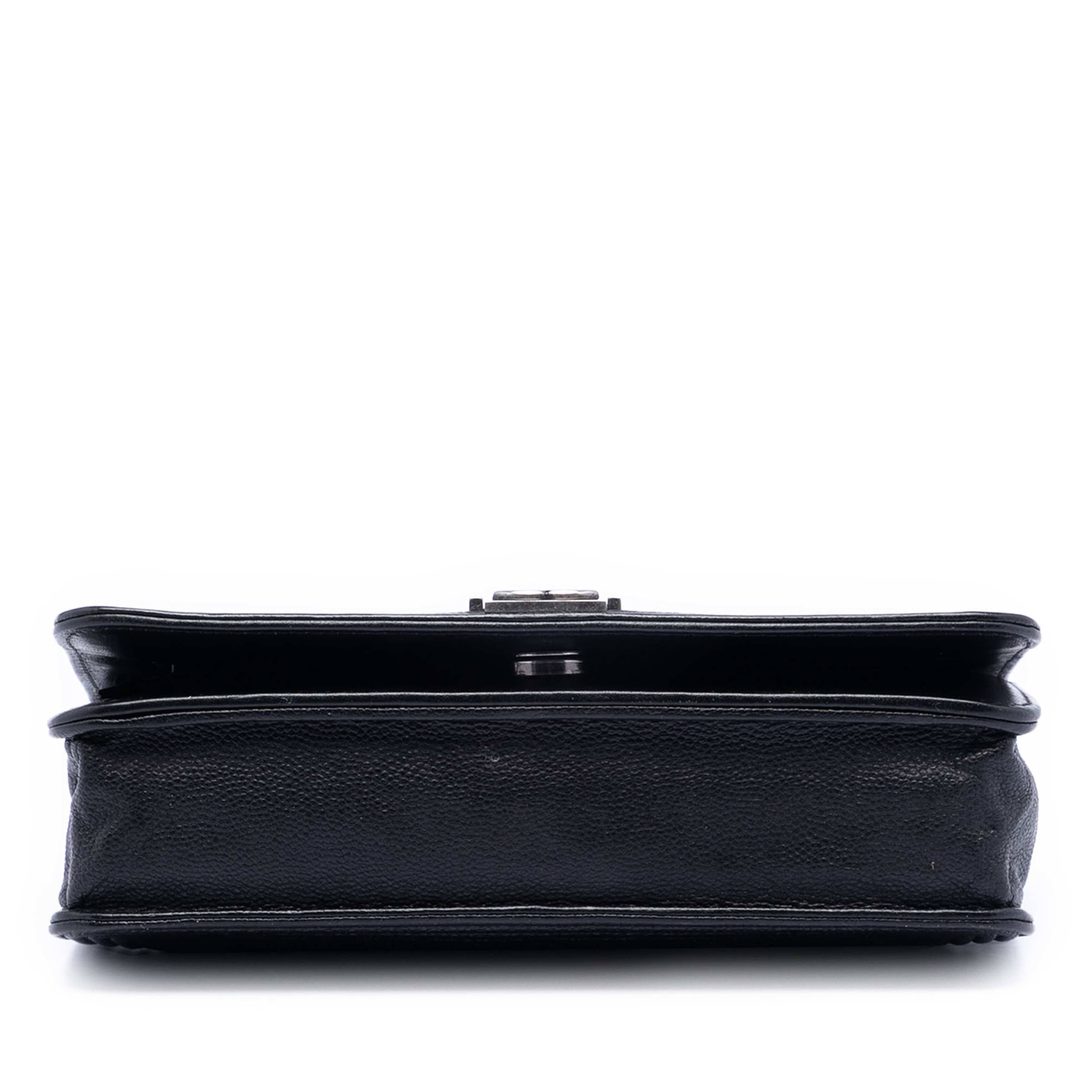 Chanel Quilted Caviar Boy Wallet On Chain, från Luxclusif, i färgen black. Klicka för att öppna bilden i stort format