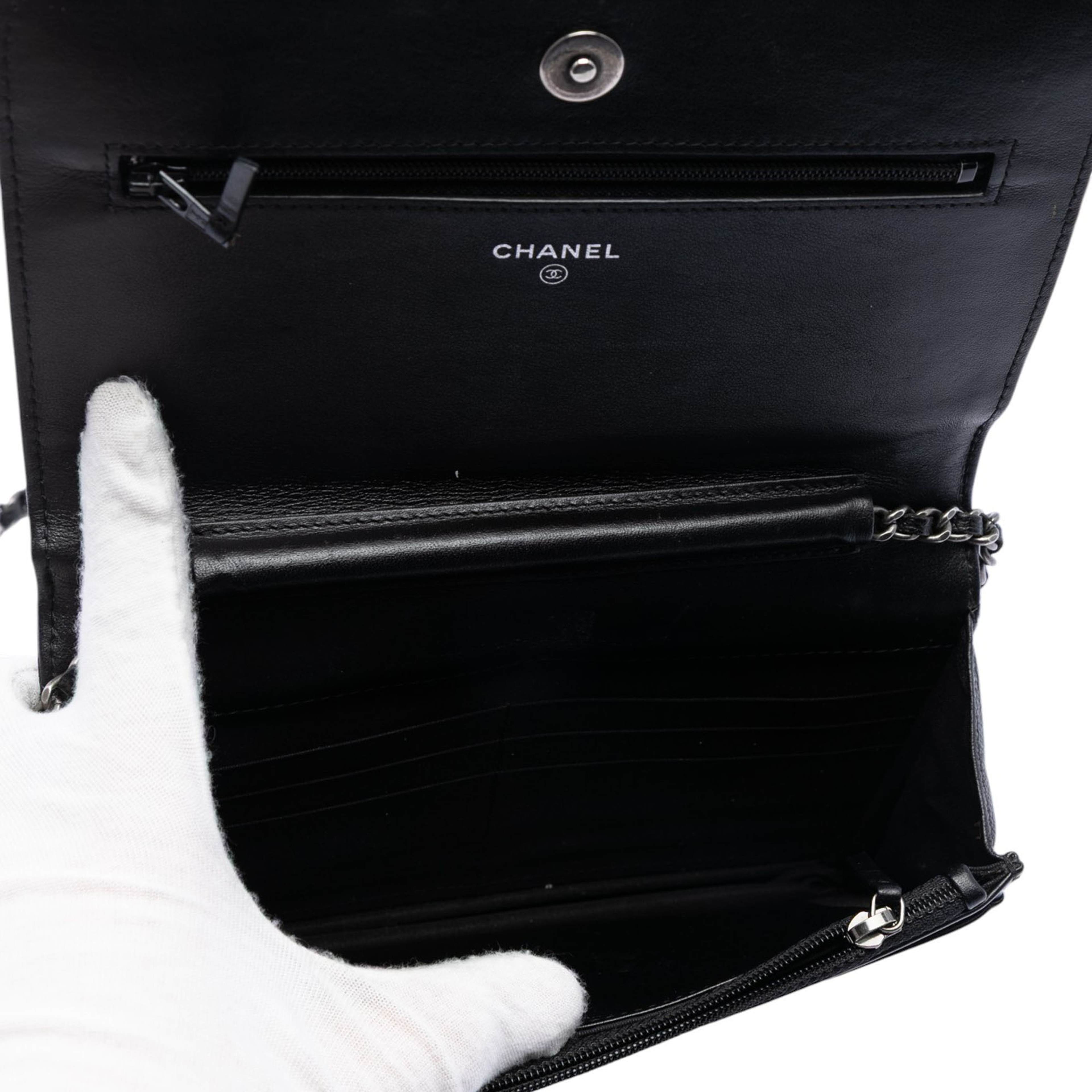 Chanel Quilted Caviar Boy Wallet On Chain, från Luxclusif, i färgen black. Klicka för att öppna bilden i stort format