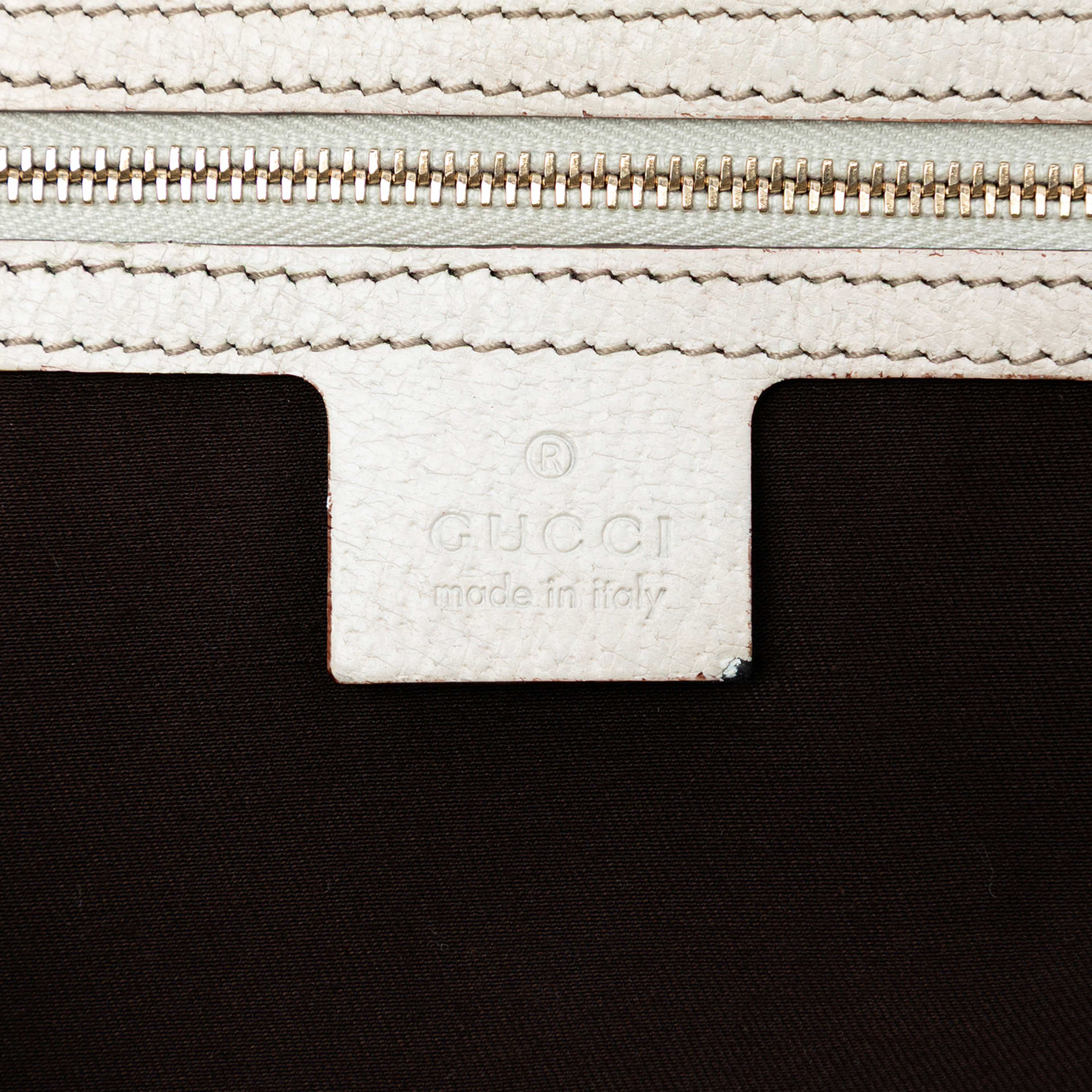 Gucci Medium Gg Canvas Charmy Shoulder Bag, från Luxclusif, i färgen beige. Klicka för att öppna bilden i stort format