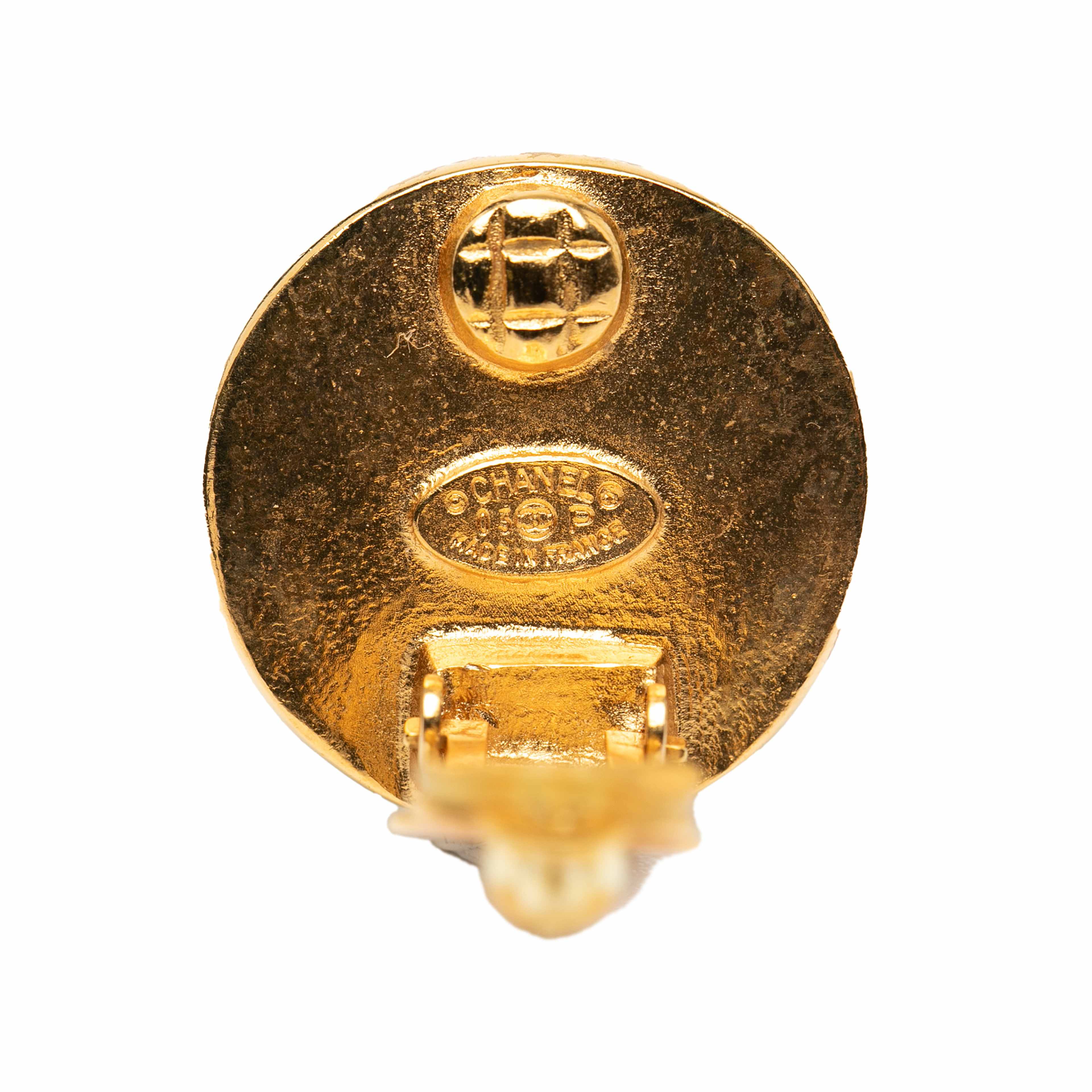 Chanel Cc Gold Plated Leather Clip On Earrings, från Luxclusif, i färgen gold. Klicka för att öppna bilden i stort format