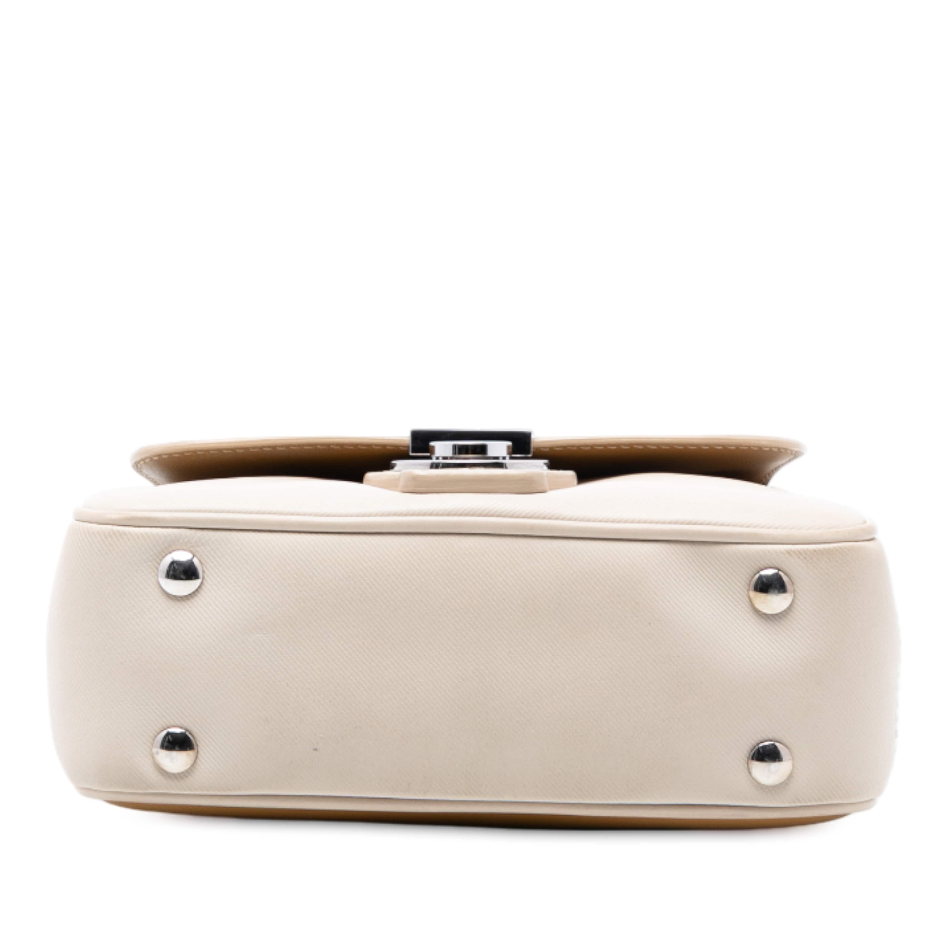 Burberry Small Grained Calfskin Dk88 Top Handle Bag, från Luxclusif, i färgen light beige. Klicka för att öppna bilden i stort format