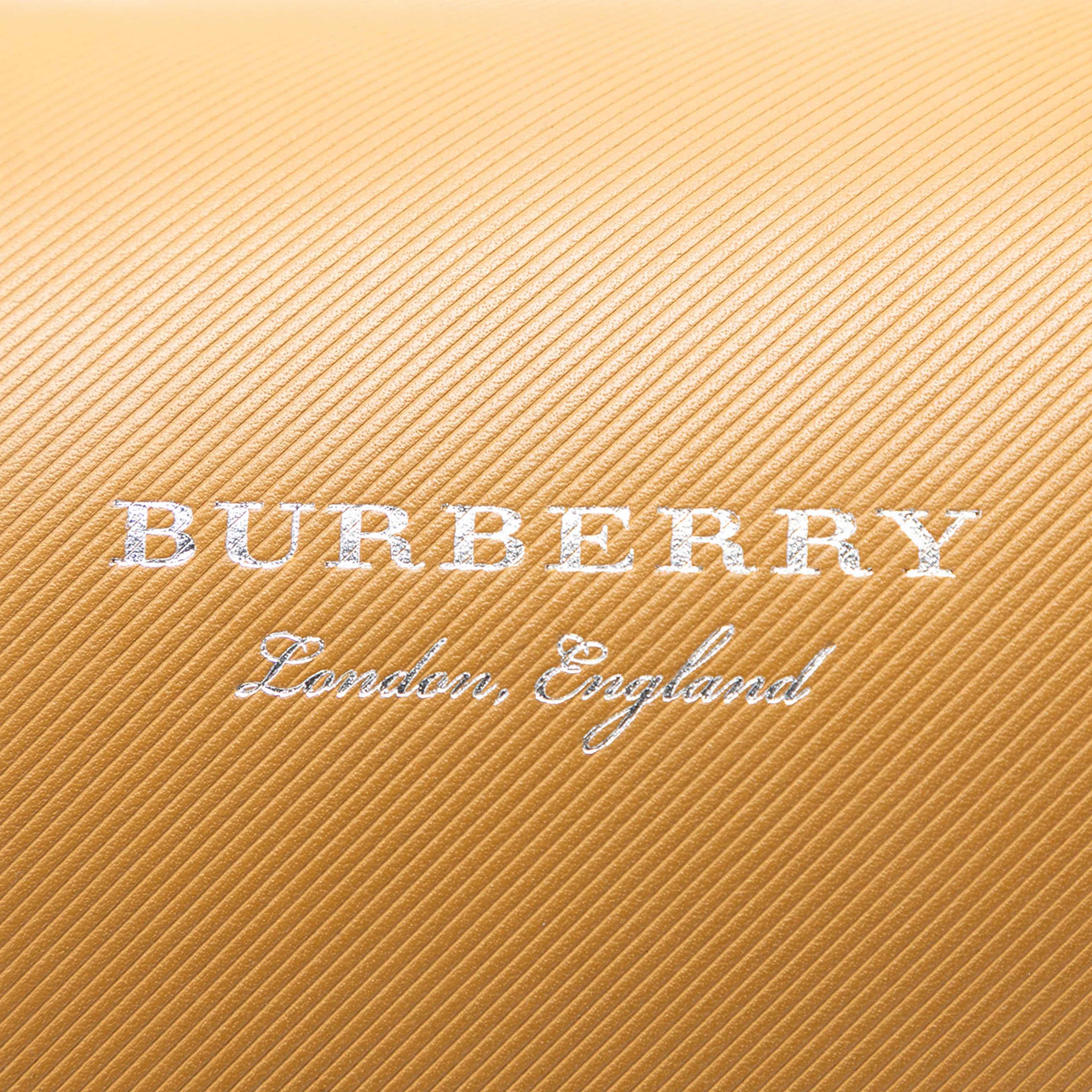 Burberry Small Grained Calfskin Dk88 Top Handle Bag, från Luxclusif, i färgen light beige. Klicka för att öppna bilden i stort format