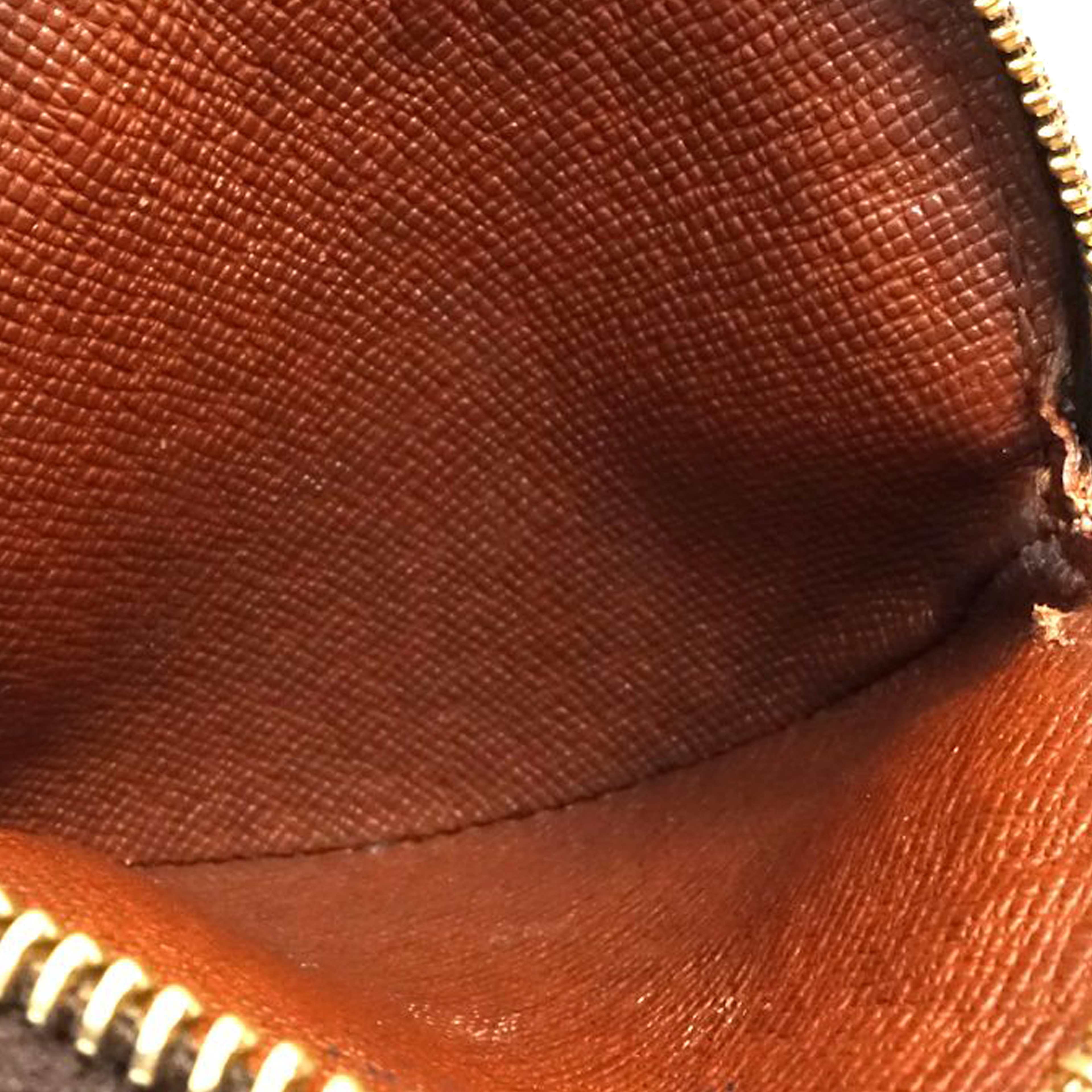 Louis Vuitton Monogram Porte Monnaie Round Coin Purse, från Luxclusif, i färgen brun. Klicka för att öppna bilden i stort format